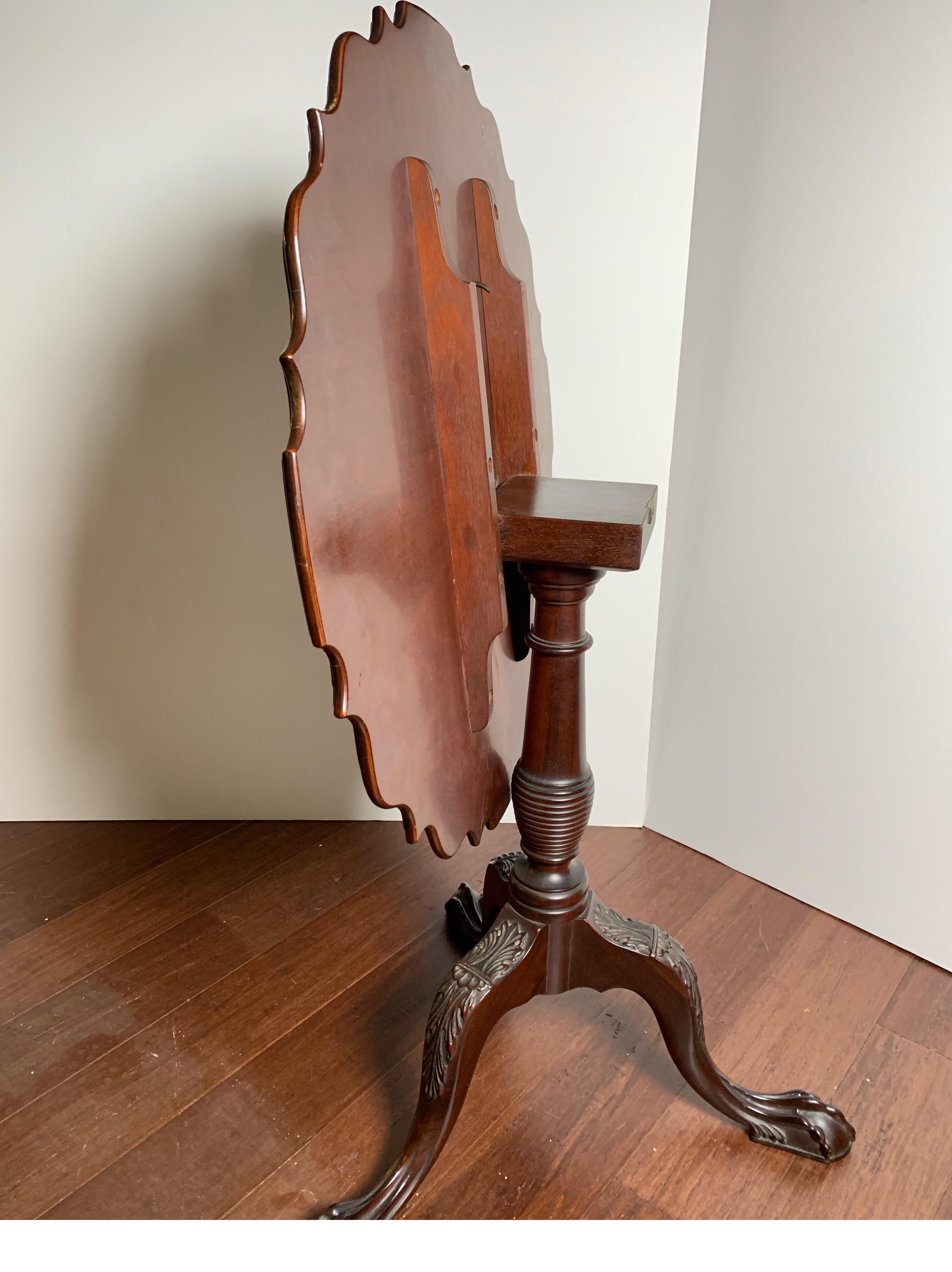 Table à plateau basculant en bois joliment sculpté:: acajou avec plateau en bois de rose Bon état - En vente à Lambertville, NJ