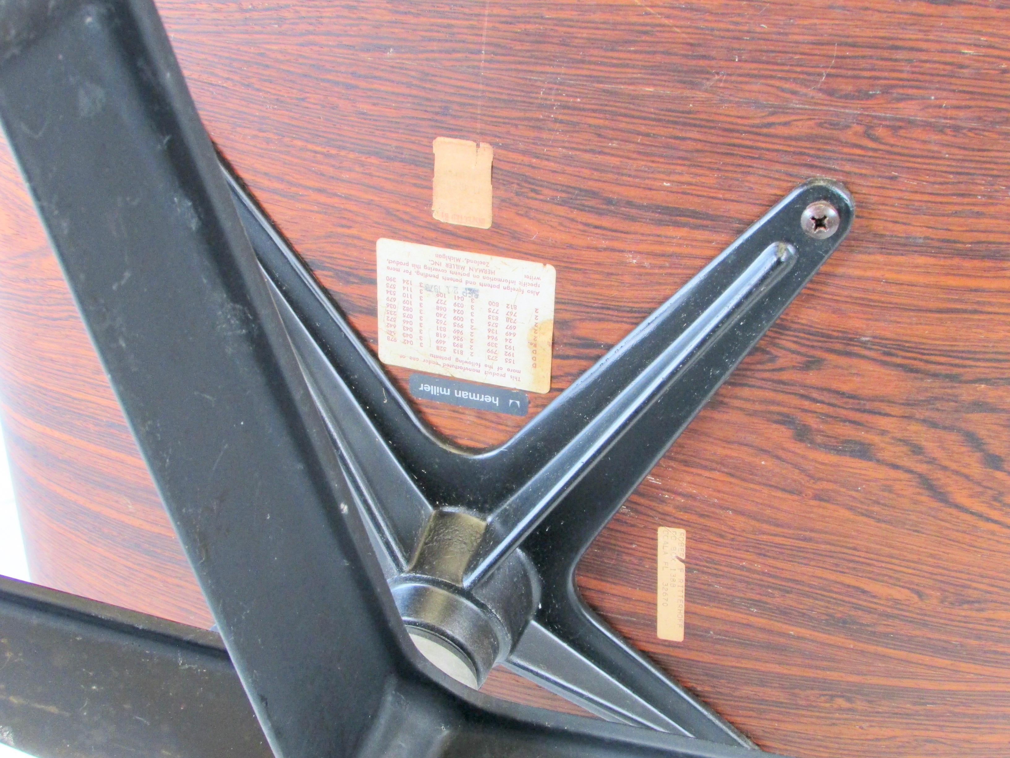 Silla Eames para Herman Miller Rosewood 670 671 con otomana, con un bonito veteado en venta 5