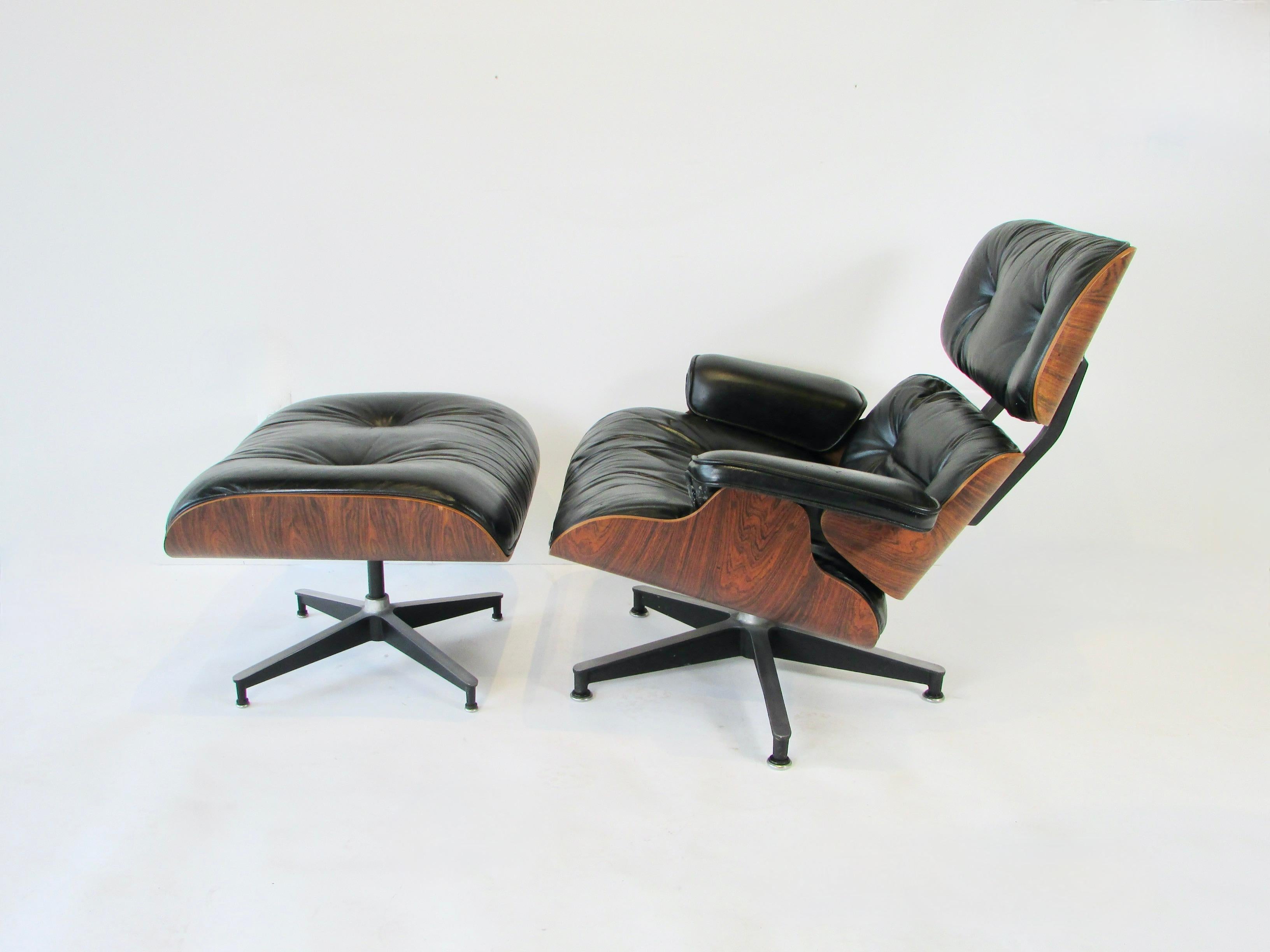 Schön gemaserter Eames for Herman Miller Rosewood 670 671 Lounge Chair w/ Ottoman (Moderne der Mitte des Jahrhunderts) im Angebot