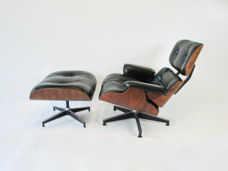 Mid-Century Modern Nicely Grained Eames for Herman Miller Rosewood 670 671 Lounge Chair w/ Ottoman For Sale