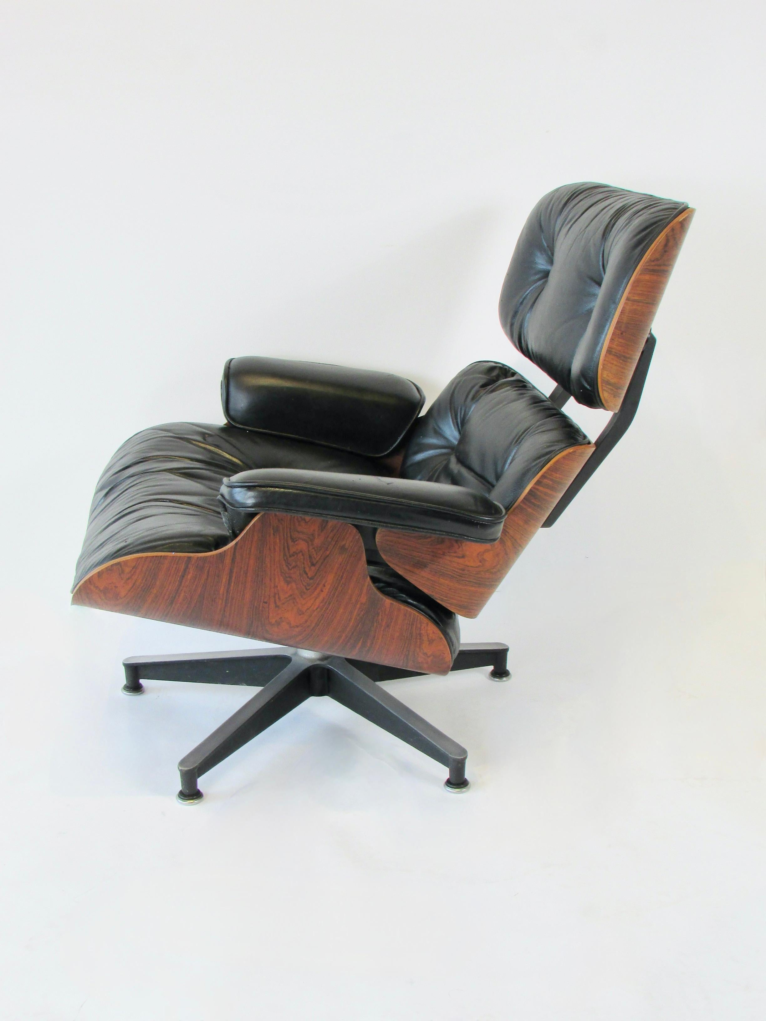 Mid-Century Modern Chaise longue Eames pour Herman Miller Rosewood 670 671 joliment grainée en vente