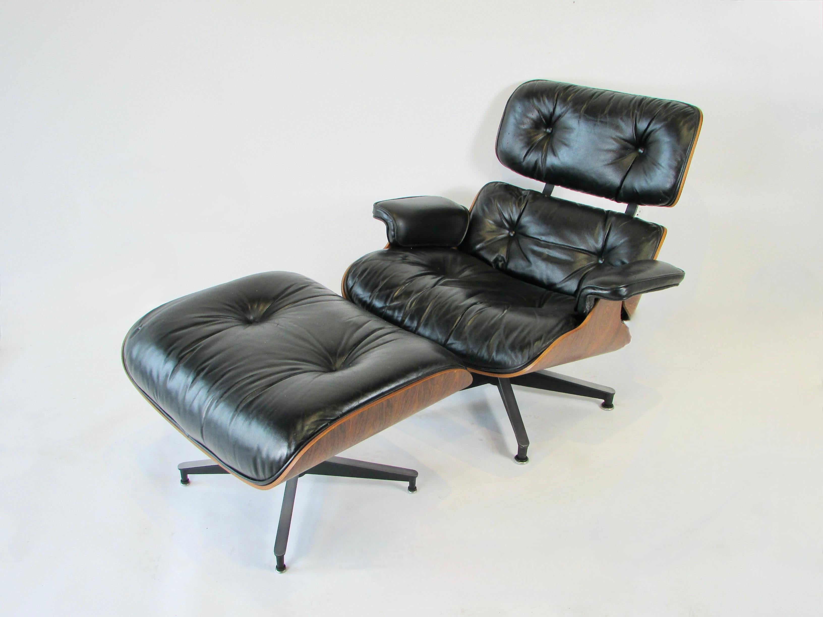 Schön gemaserter Eames for Herman Miller Rosewood 670 671 Lounge Chair w/ Ottoman im Zustand „Gut“ im Angebot in Ferndale, MI