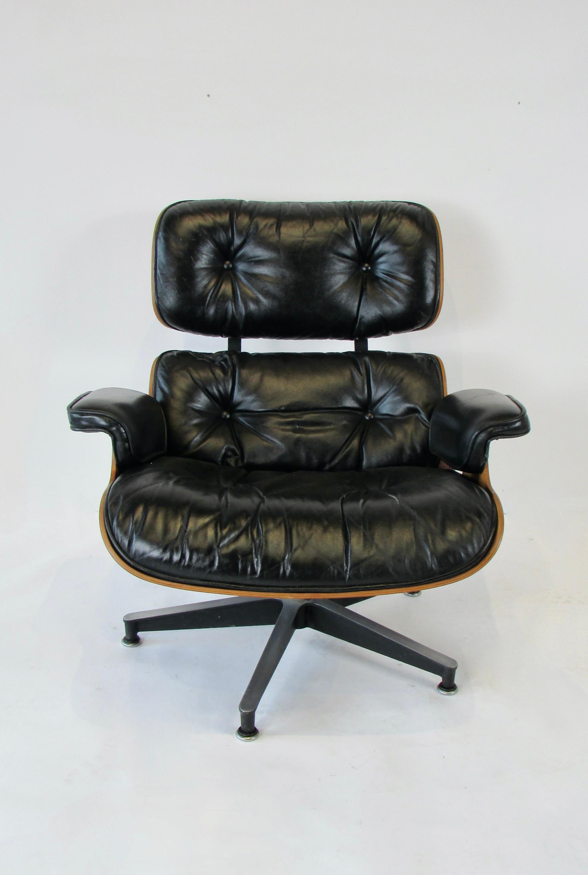 American Nicely Grained Eames for Herman Miller Rosewood 670 671 Lounge Chair w/ Ottoman For Sale