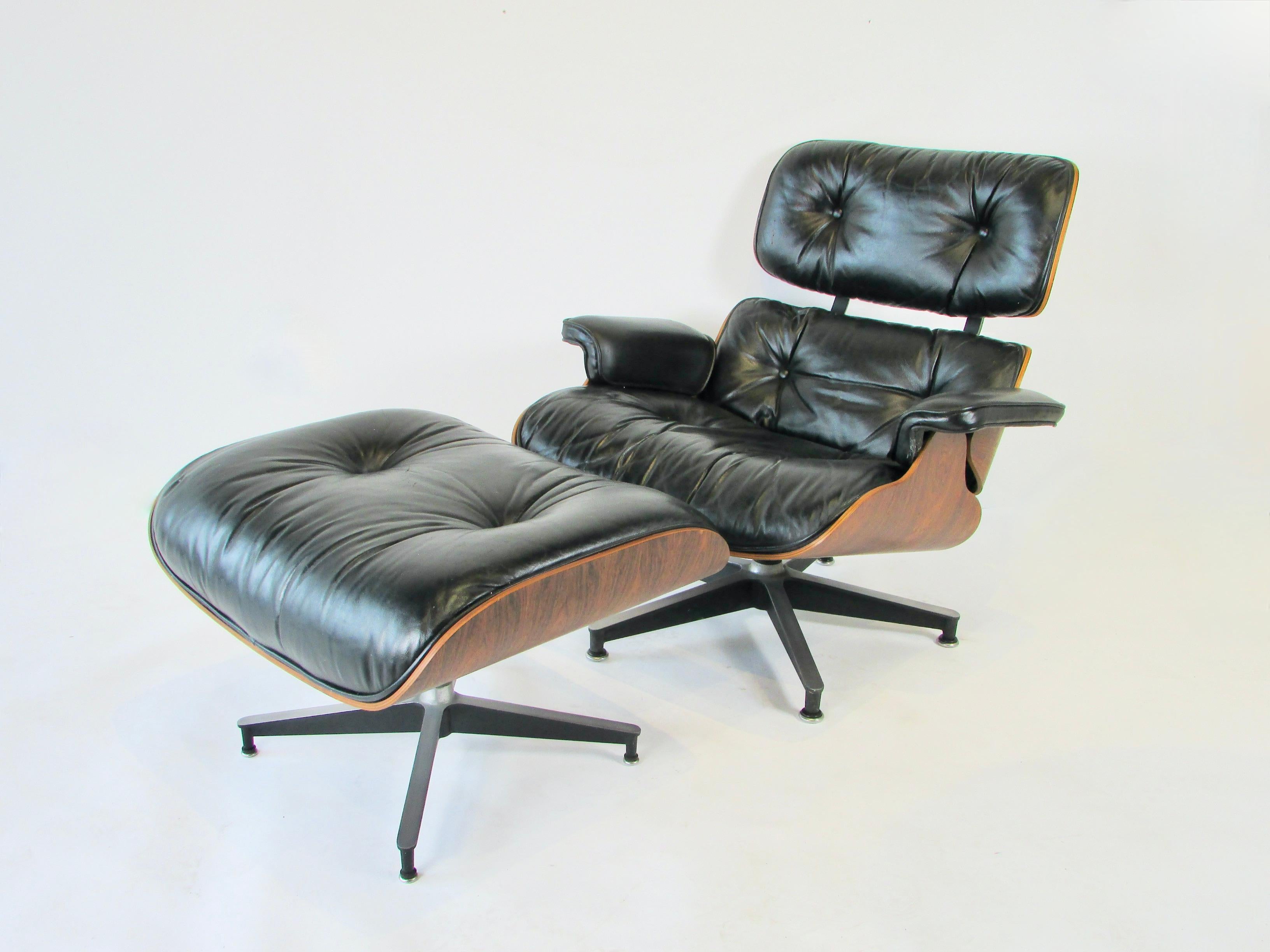 Nicely Grained Eames for Herman Miller Rosewood 670 671 Lounge Chair w/ Ottoman In Good Condition For Sale In Ferndale, MI