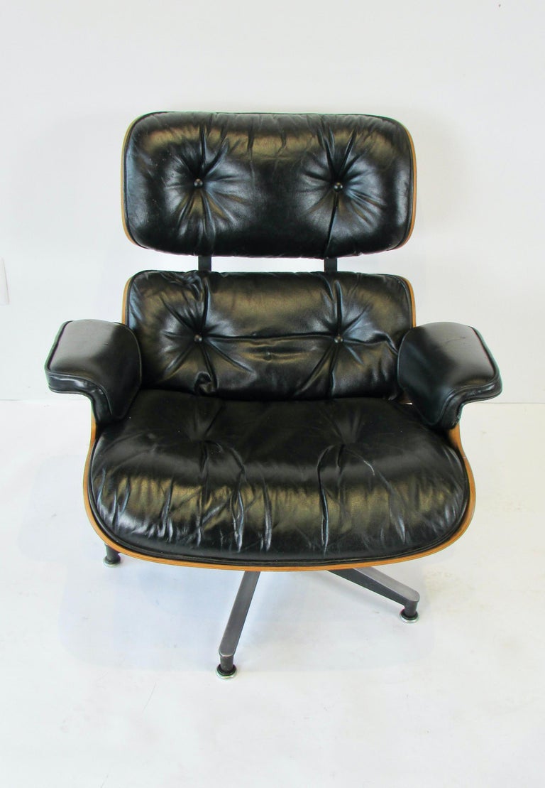 Nicely Grained Eames for Herman Miller Rosewood 670 671 Lounge Chair w/ Ottoman For Sale 2