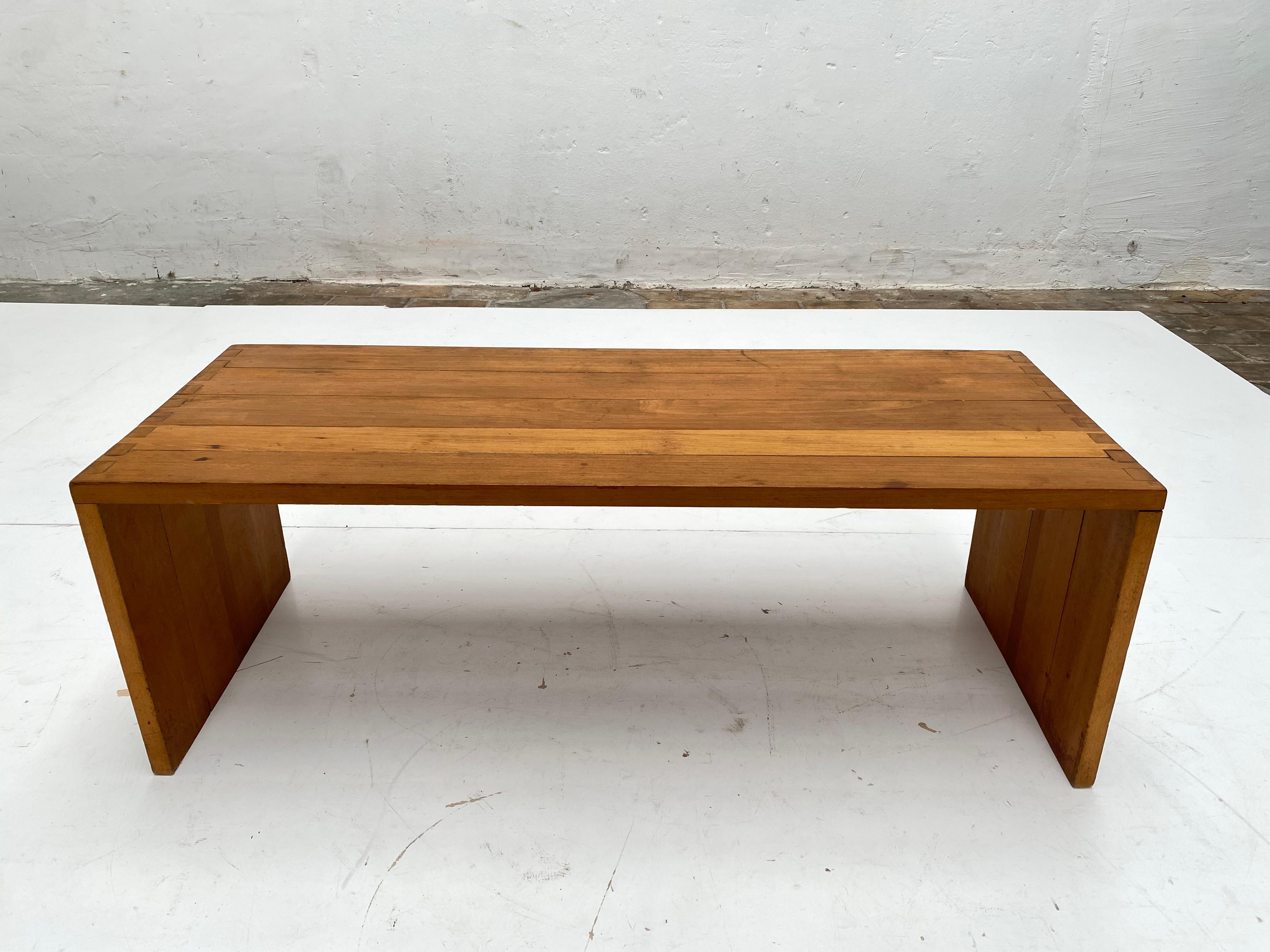 Minimalistischer holländischer Beistelltisch oder Bank aus massivem Ulmenholz 1960er Jahre

Schöne Schwalbenschwanz Verbindungen und eine wunderbare Alterung Patina 

Ein minimalistisches Stück Mid Century Modern voller Charakter 