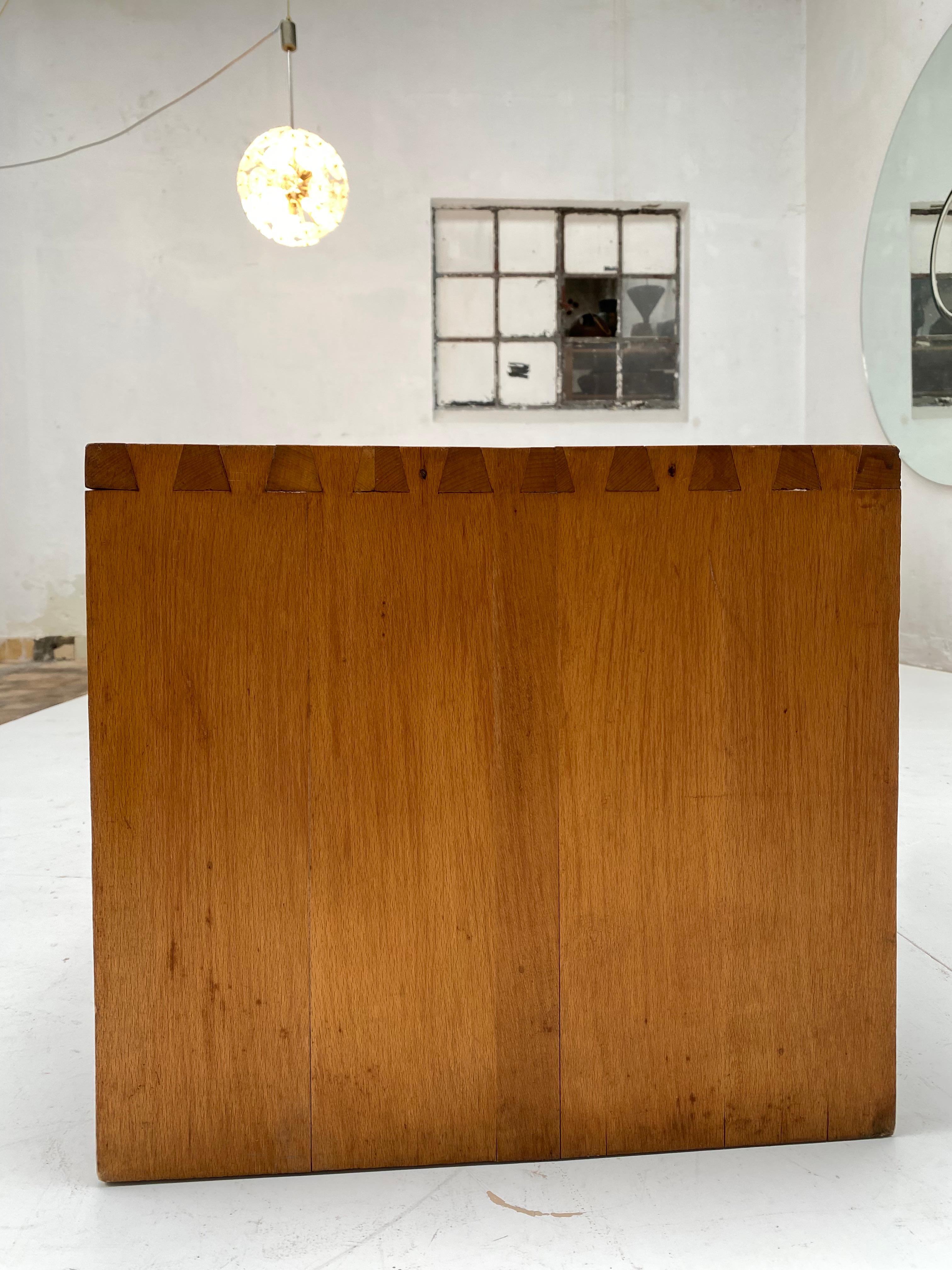 Schön patinierte niederländische Bank / Beistelltisch aus Ulmenholz 1960er Jahre  mit Schwalbenschwanz-Verbindungen im Angebot 3
