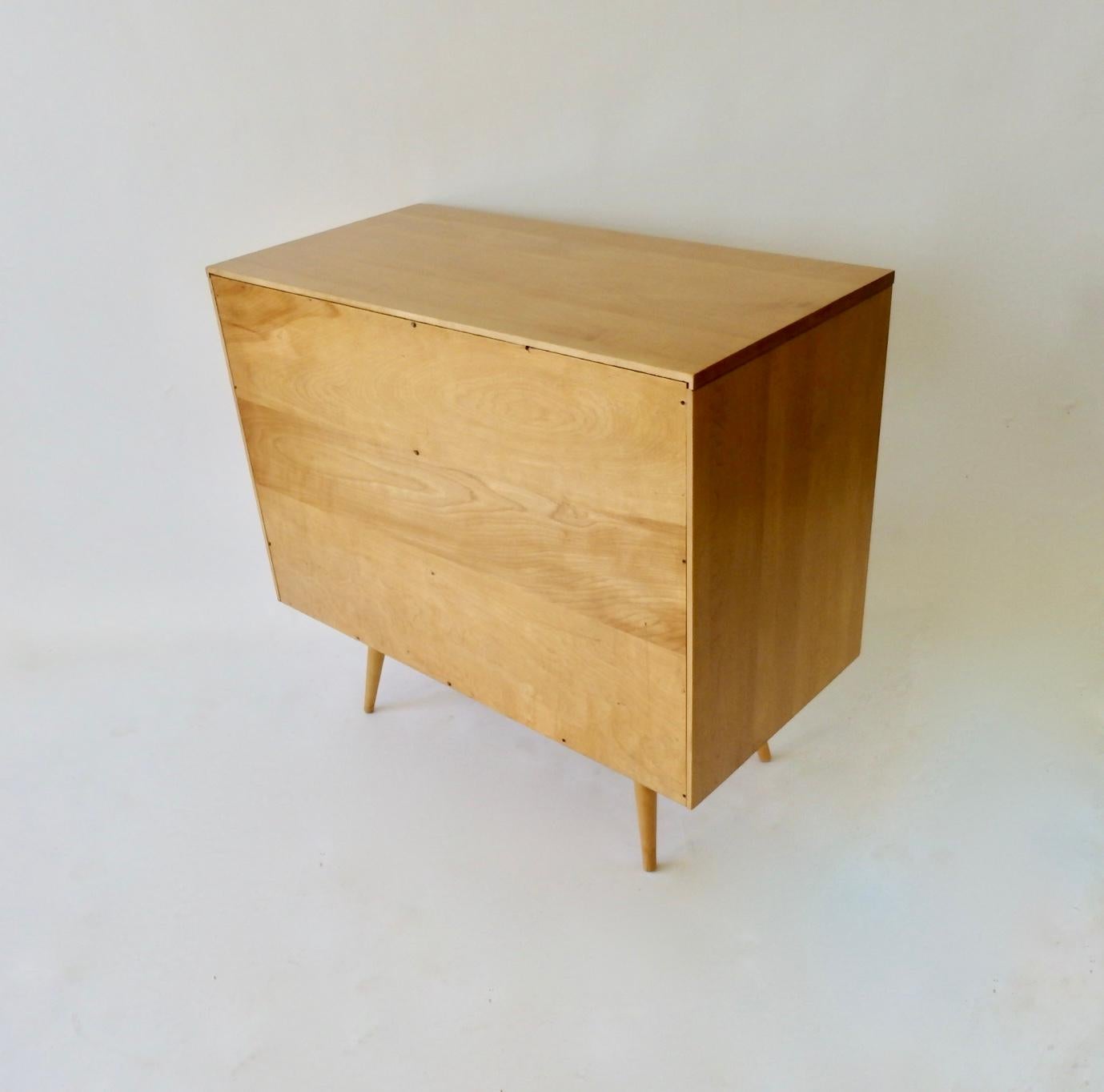 American Nicely Refinished Paul McCobb for Winchedon Planner Group Blond Chest of Drawers For Sale