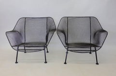 Paire de chaises longues Russell Woodard en fer forg avec maillage en acier, joliment restaures