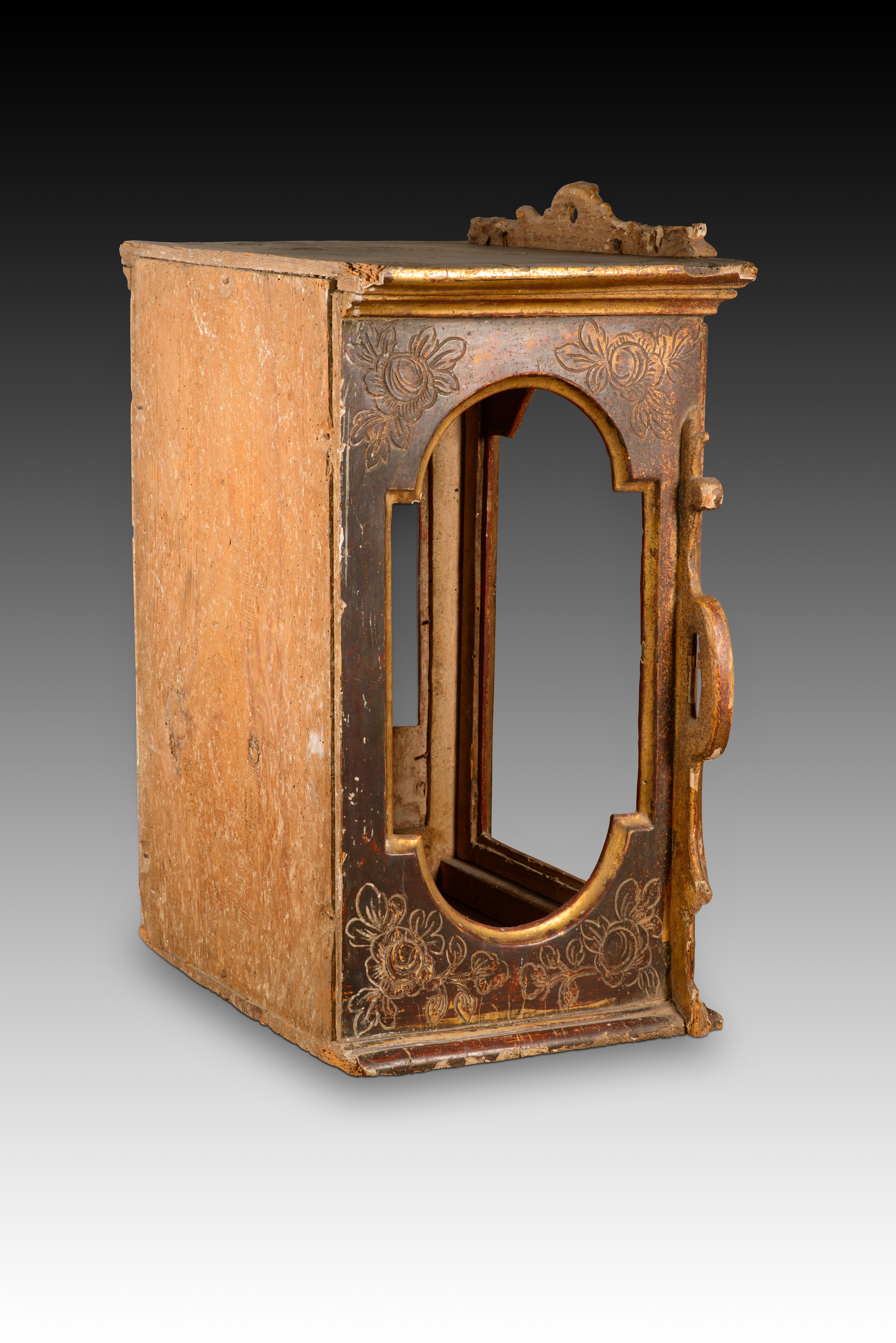 Européen Niche. Bois sculpté et polychrome. Peut-être une école espagnole, 18e siècle. en vente