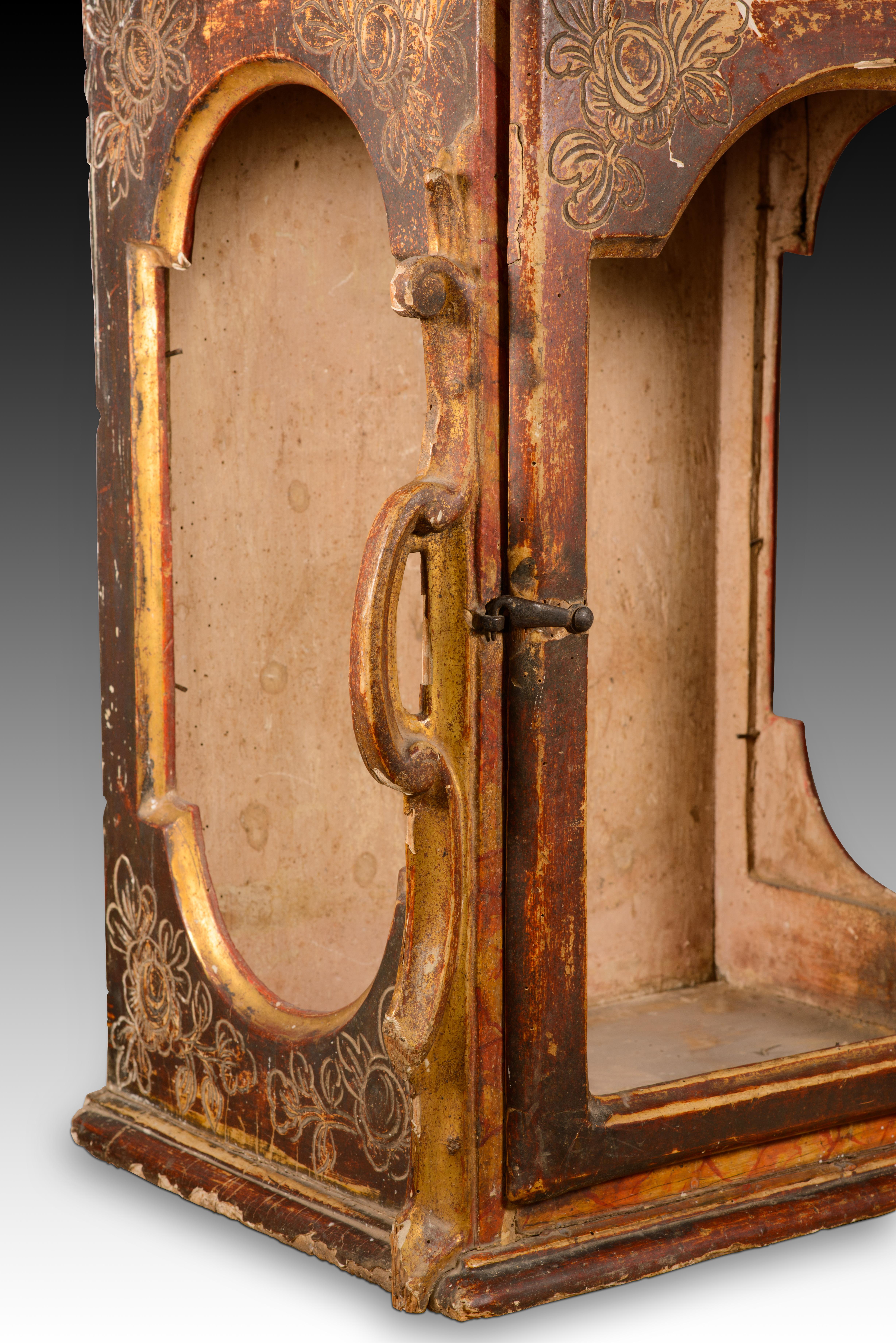 Niche. Bois sculpté et polychrome. Peut-être une école espagnole, 18e siècle. en vente 1
