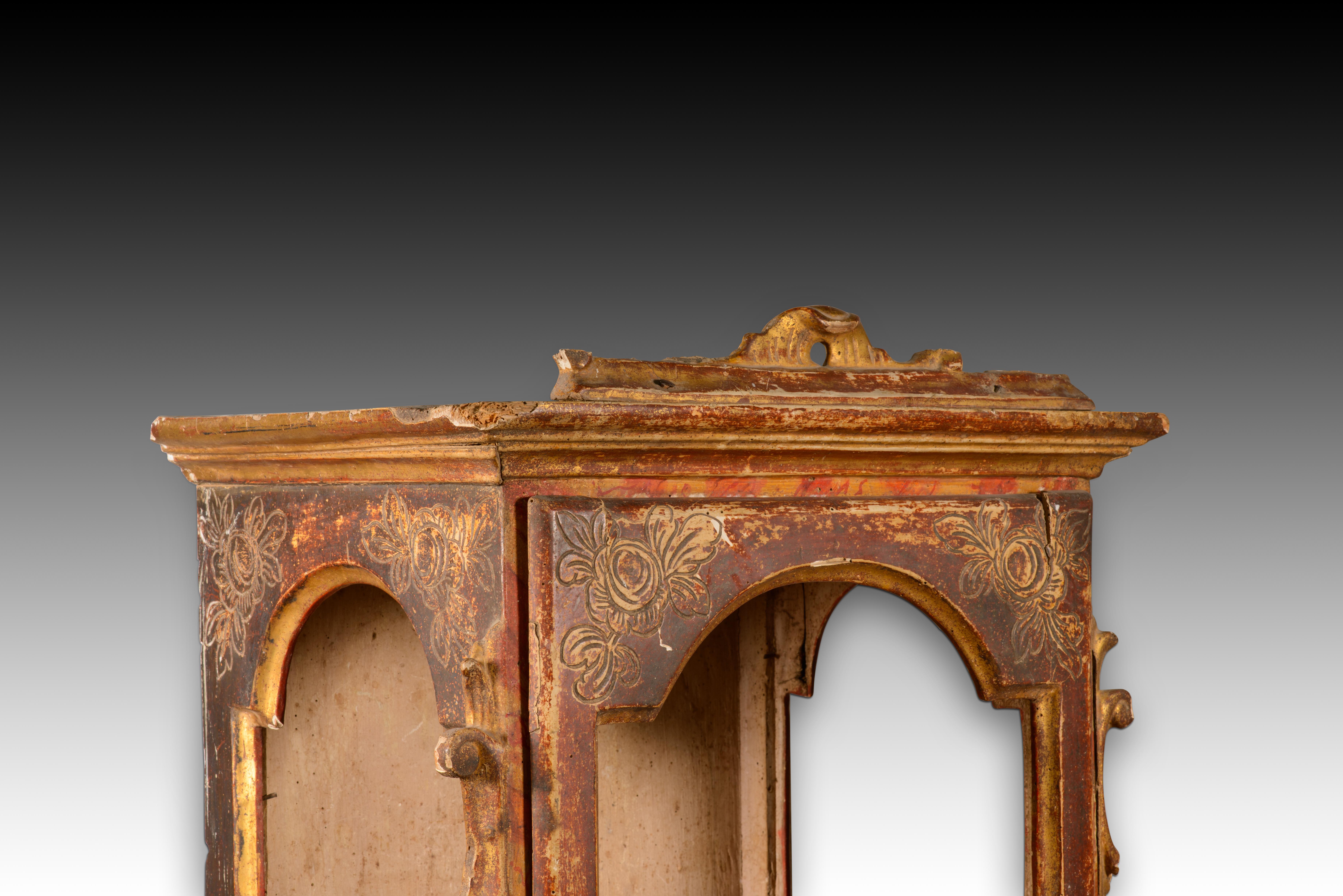 Niche. Bois sculpté et polychrome. Peut-être une école espagnole, 18e siècle. en vente 2