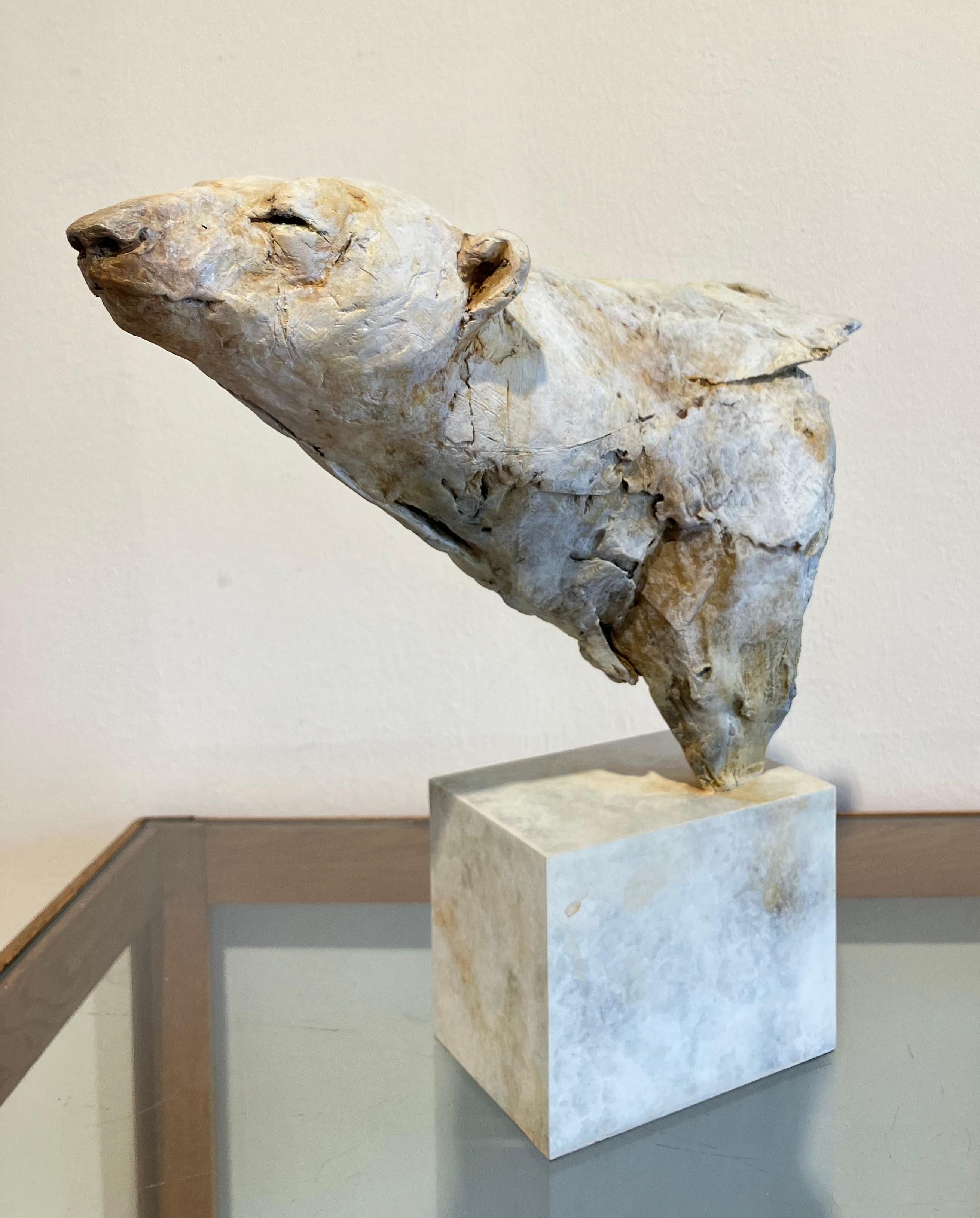 Nichola Theakston (1967) si è affermata come una delle principali scultrici contemporanee del Regno Unito che lavorano nel genere animale. 

Con l'