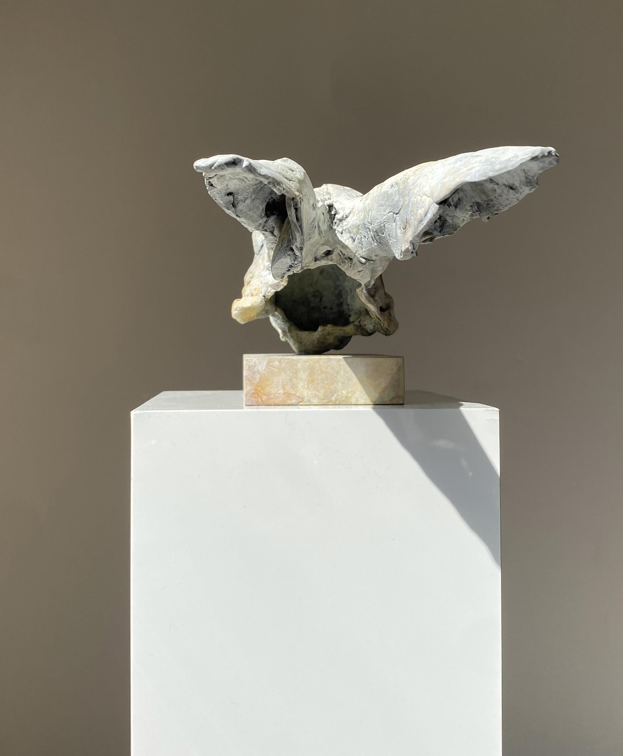 ''Liebre Elísea'', Escultura Contemporánea de Bronce Retrato de Liebre Beige y Gris 1
