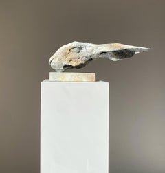 ''Liebre Elísea'', Escultura Contemporánea de Bronce Retrato de Liebre Beige y Gris