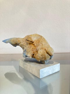 ''Liebre Elísea'', Escultura Contemporánea de Bronce Retrato de Liebre Azul Beige