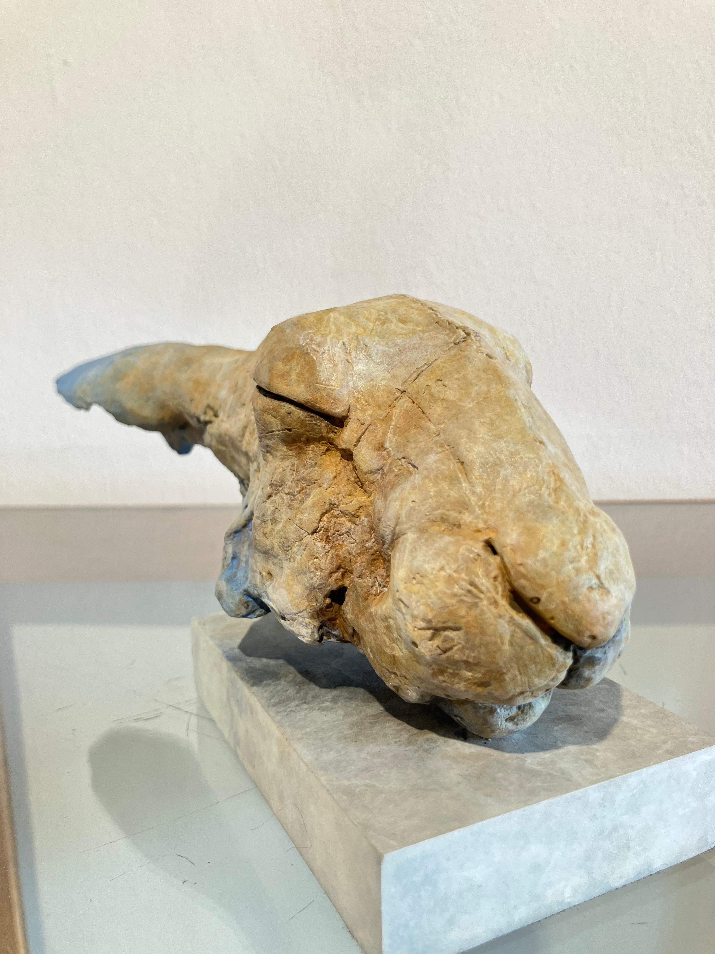 ''Liebre Elísea'', Escultura Contemporánea de Bronce Retrato de Liebre Azul Beige - Figurative Sculpture Oro de Nichola Theakston