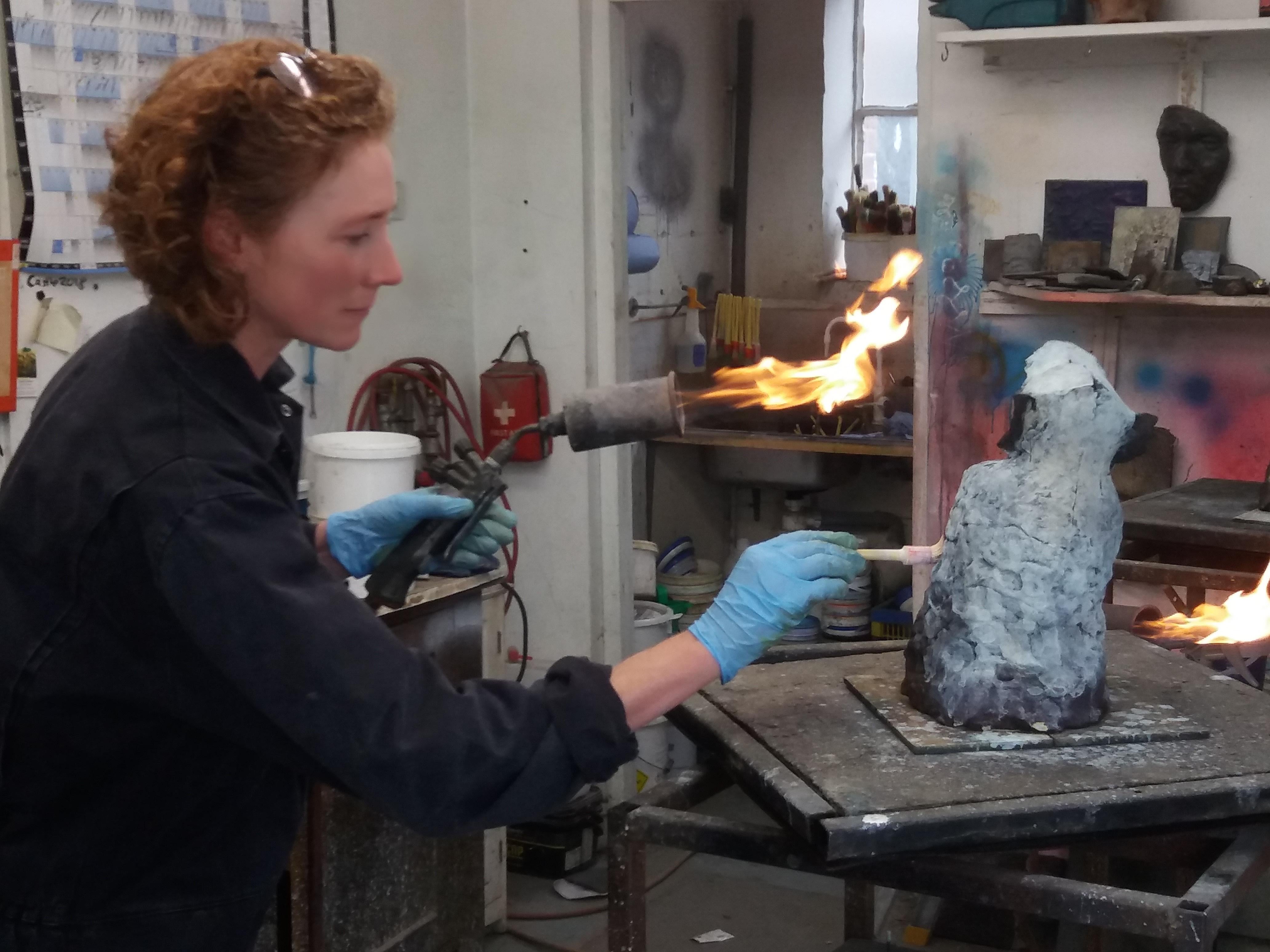 ''Liebre Elísea'', Escultura Contemporánea de Bronce Retrato de Liebre Azul Beige en venta 1
