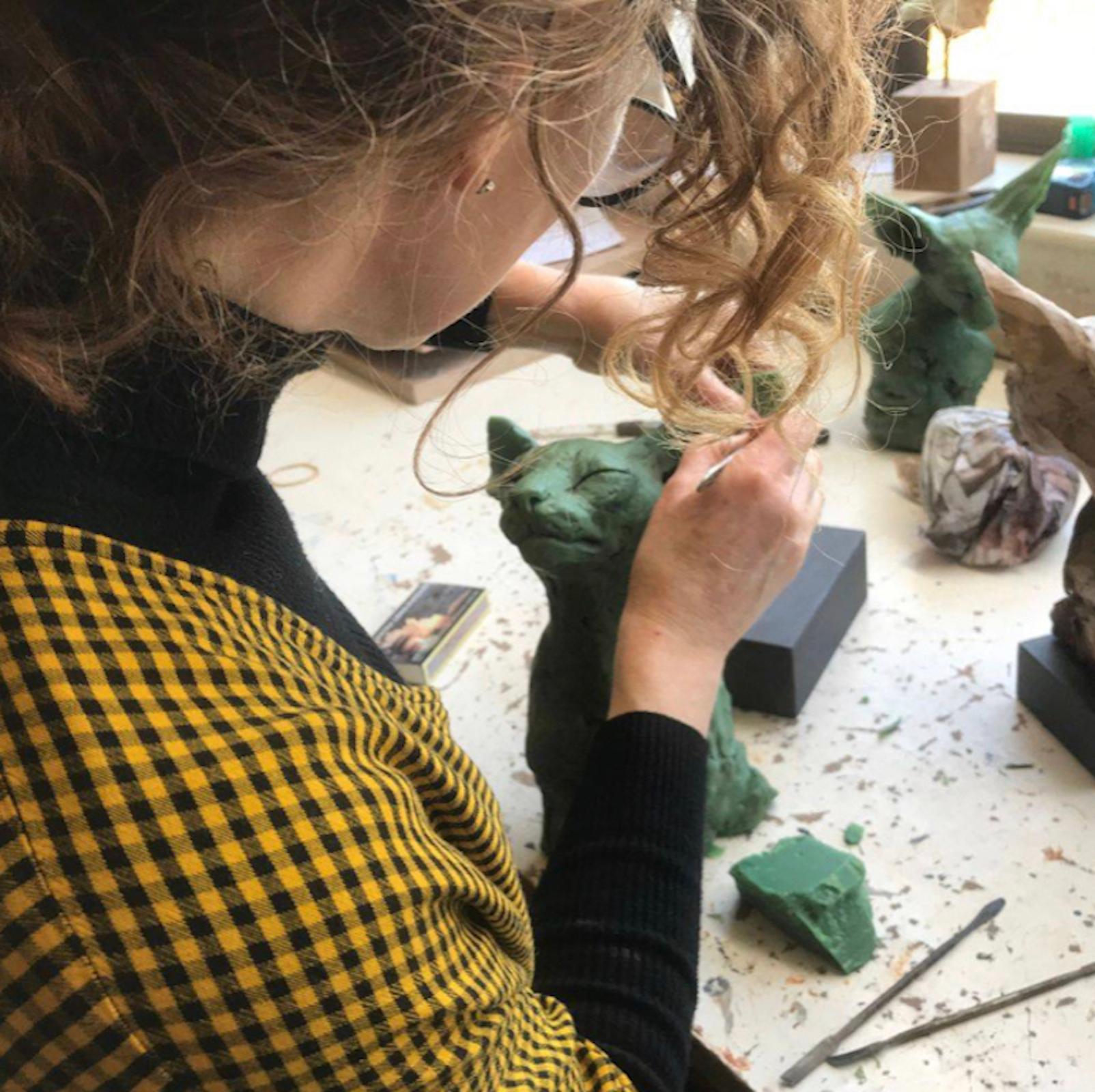 ''Liebre Elísea'', Escultura Contemporánea de Bronce Retrato de Liebre Azul Beige en venta 2