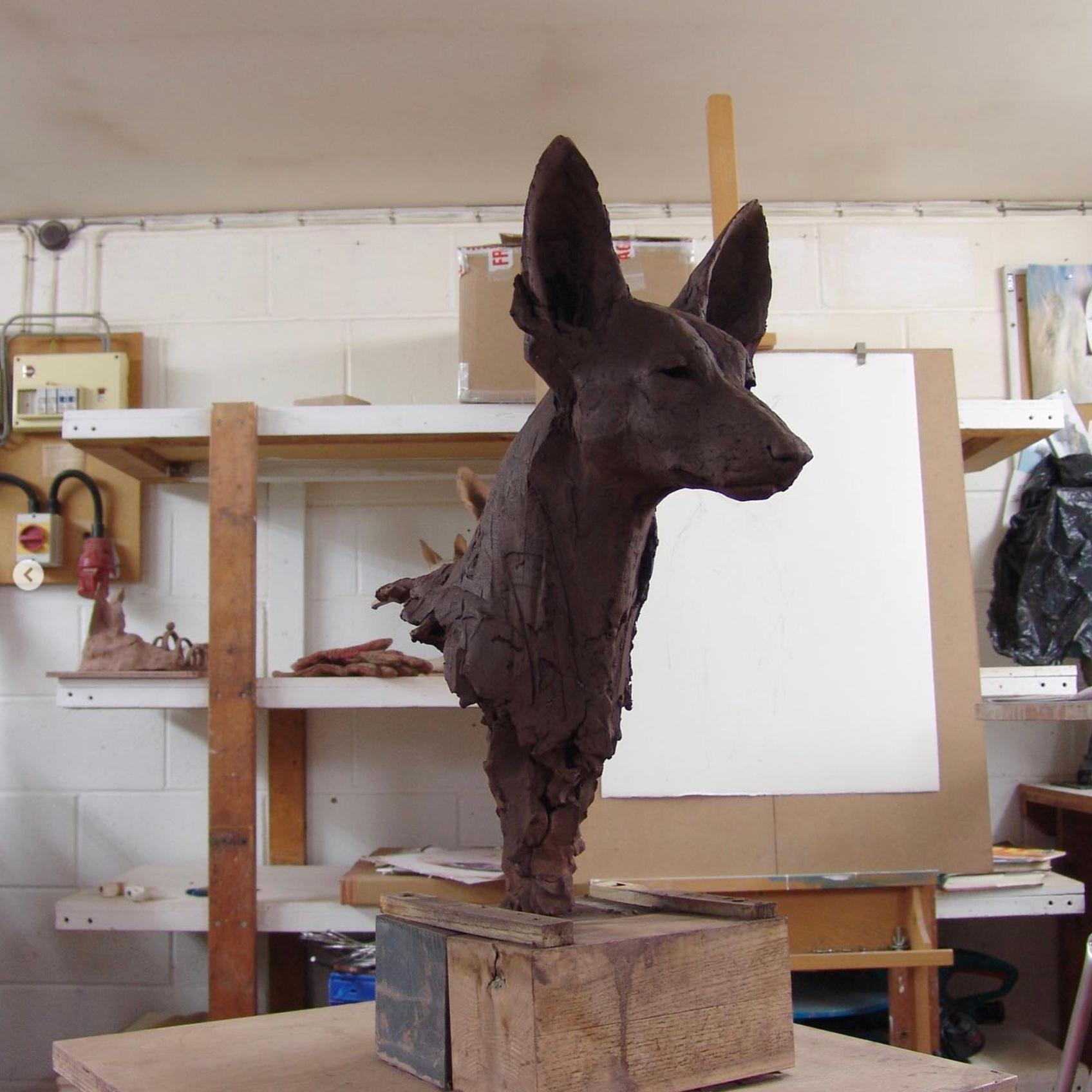 ''Paria'', Escultura Contemporánea de Bronce Retrato de un Perro del Antiguo Egipto 11