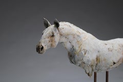 ''Descansando con los antiguos'', Escultura contemporánea de bronce Retrato de un caballo