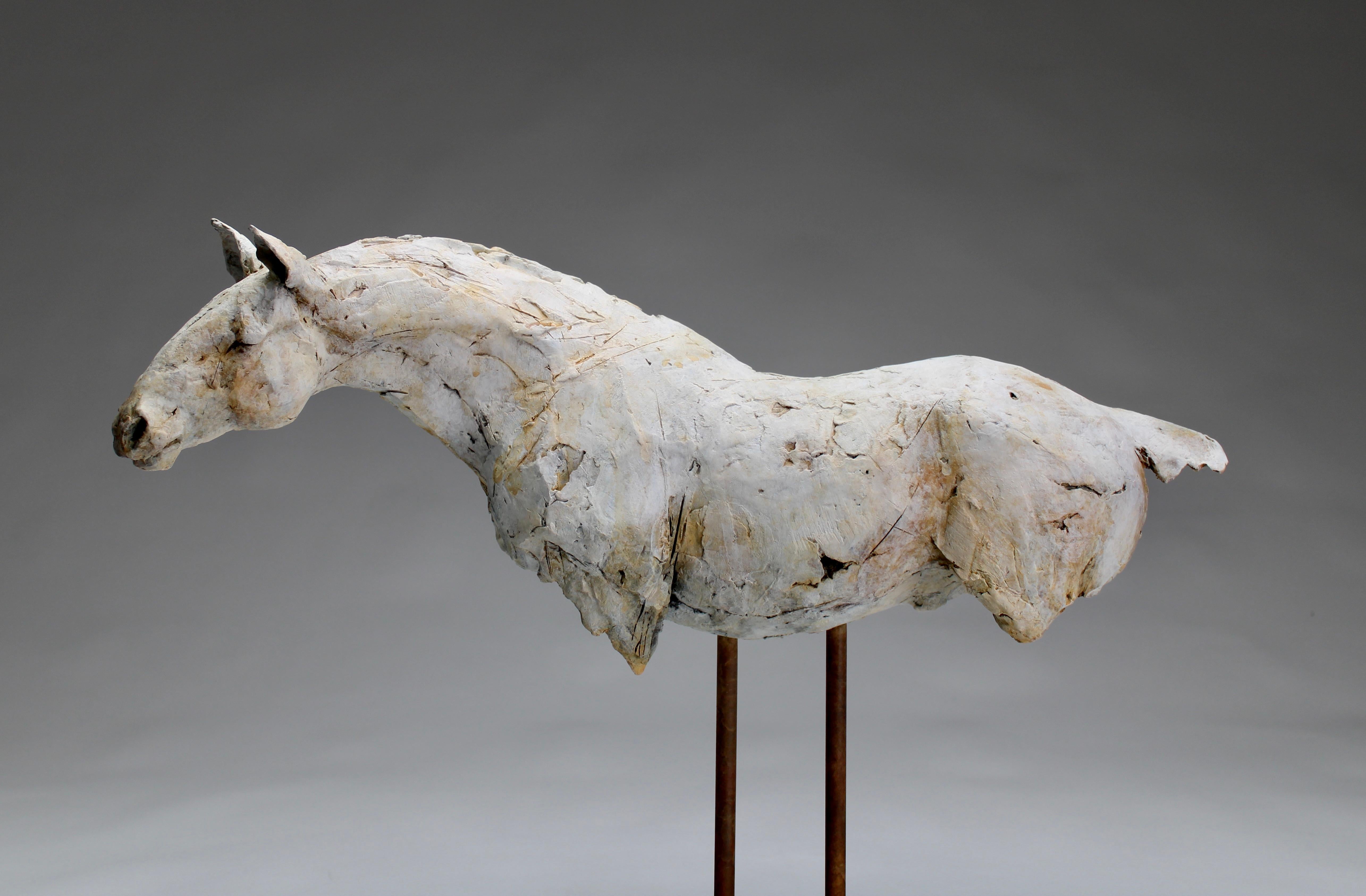 Nichola Theakston (1967) s'est imposée comme l'un des principaux sculpteurs contemporains britanniques travaillant dans le domaine animalier. 

Avec ''Resting with Ancients'' Nichola montre à quel point elle peut capturer les sentiments et les