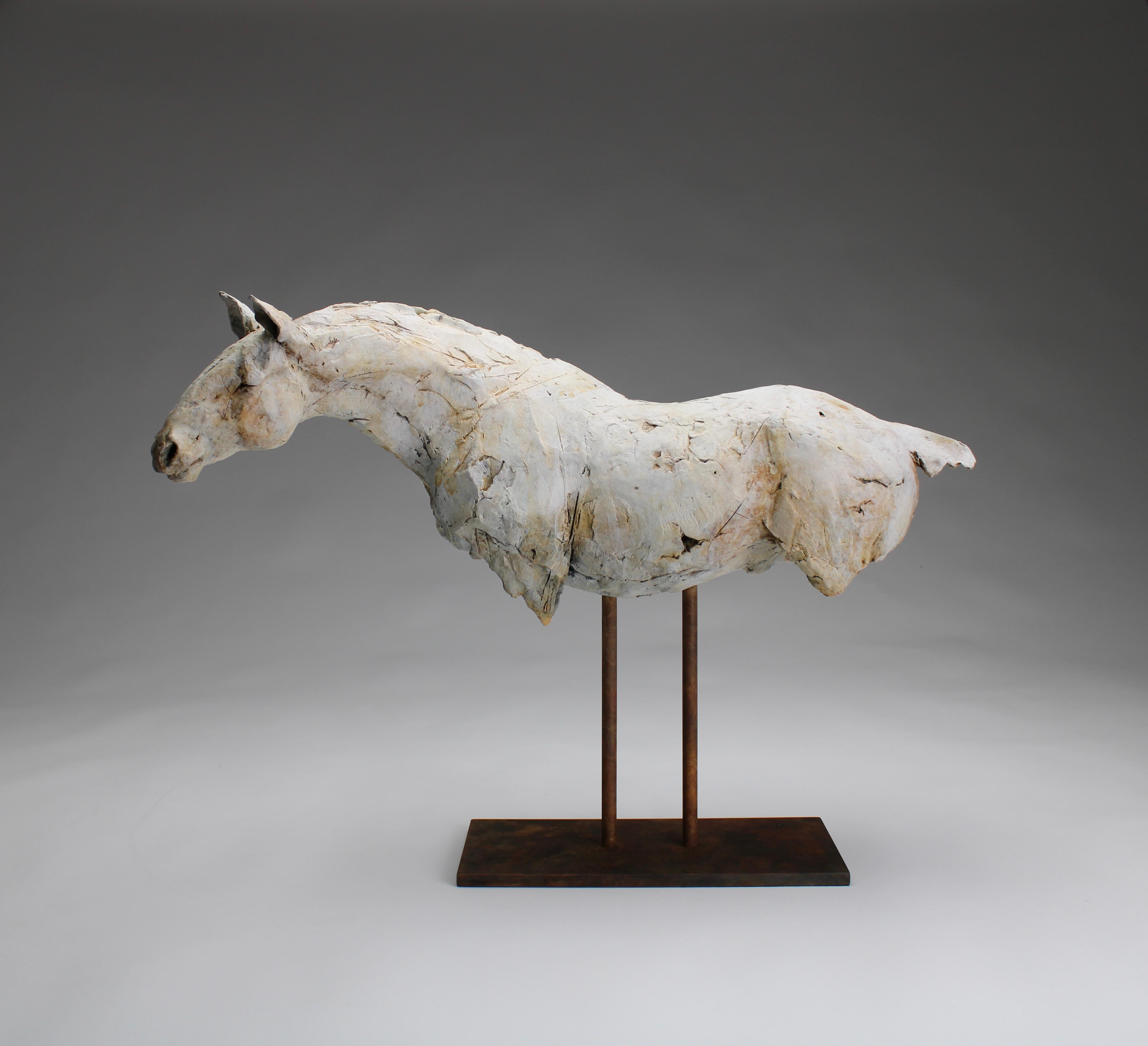 Figurative Sculpture Nichola Theakston - ''Repos avec les Anciens'', Sculpture contemporaine en bronze Portrait d'un cheval