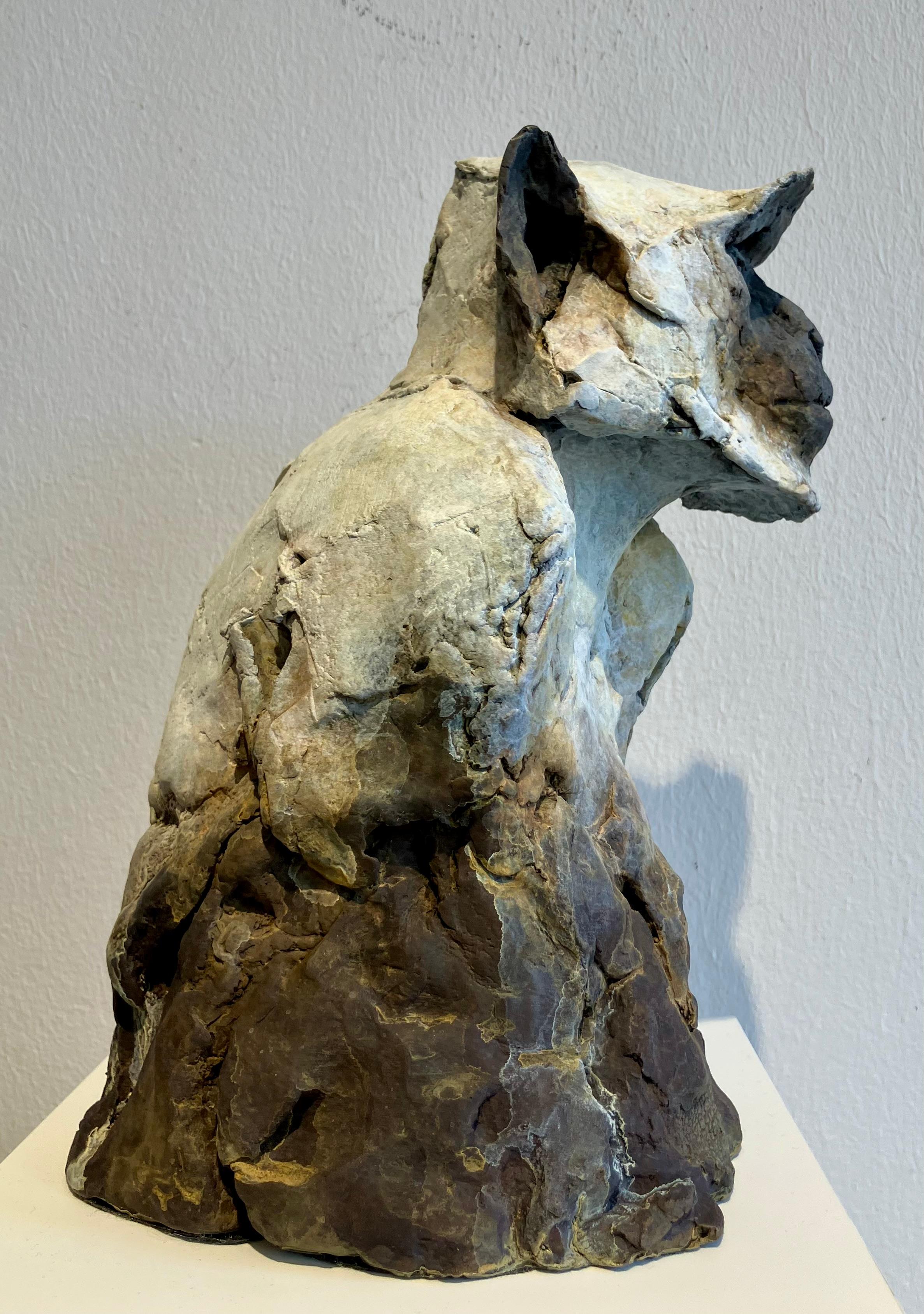 Nichola Theakston (1967) si è affermata come una delle principali scultrici contemporanee del Regno Unito che lavorano nel genere animale. 

I primati sono il soggetto preferito di Nichola. Nelle sue parole: L'idea che una creatura individuale possa