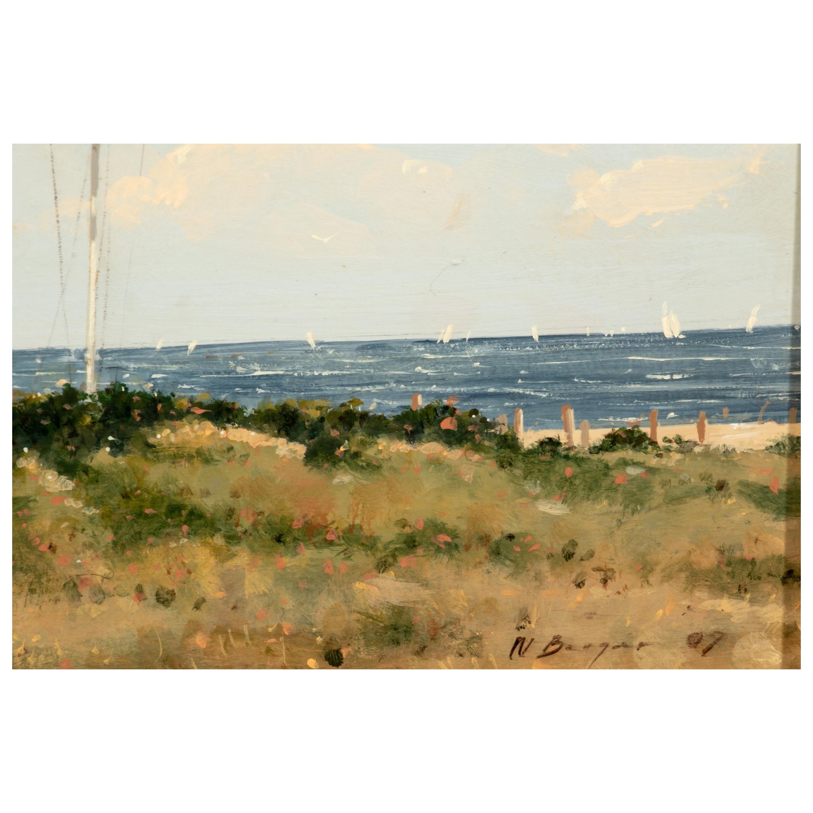 Ein Haus am Meer mit Rosensträuchern auf dem Grundstück und einer Flagge, die im Wind weht. Im Hintergrund sind Segelboote auf dem Wasser zu sehen.
Präsentiert in einem vergoldeten Rahmen. Signiert unten rechts und datiert 2009. Verso
