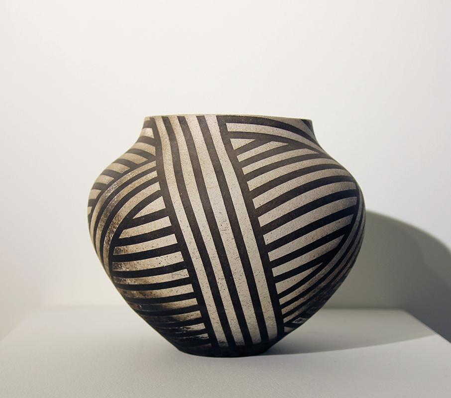 Keramikgefäß mit schwarzen und cremefarbenen Streifen (Schwarz), Abstract Sculpture, von Nicholas Bernard