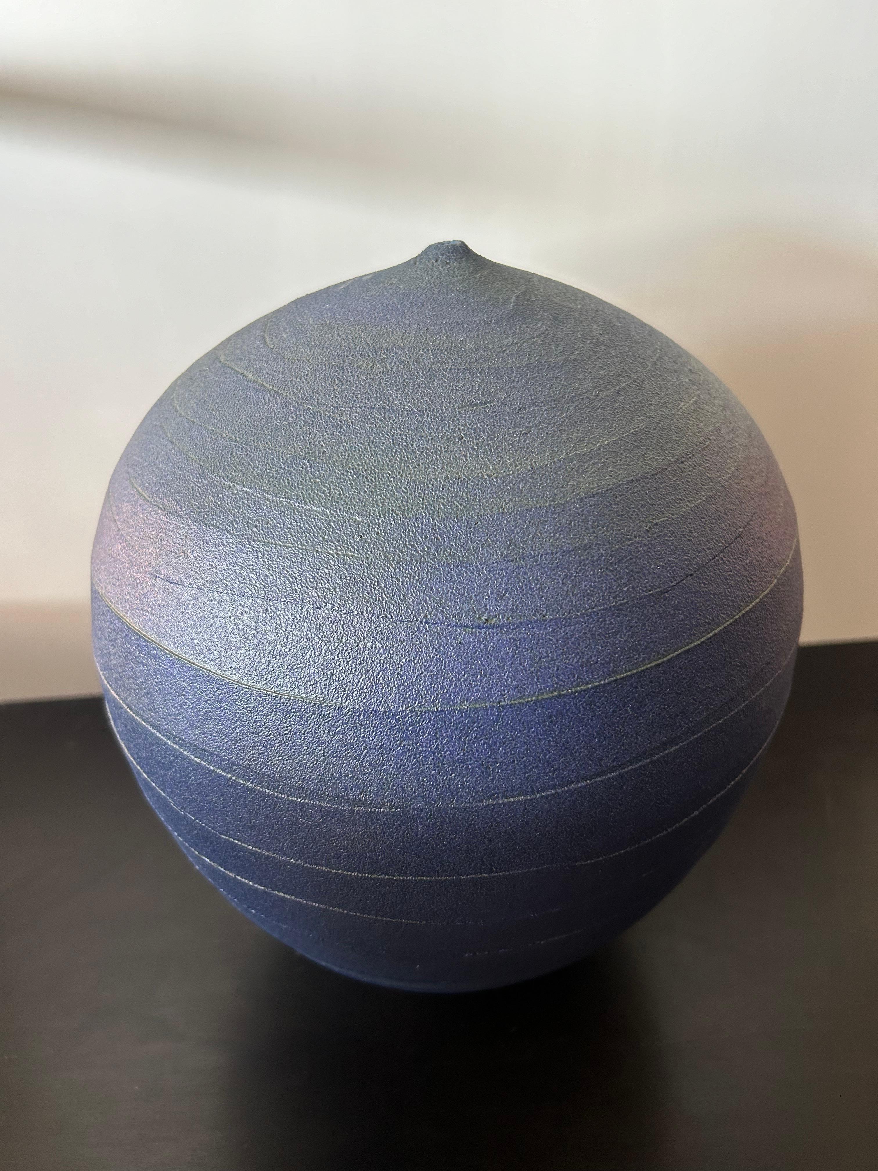 Vaso a spirale in ceramica di Nicholas Bernard in varie tonalità di blu, circa all'inizio degli anni 2000.