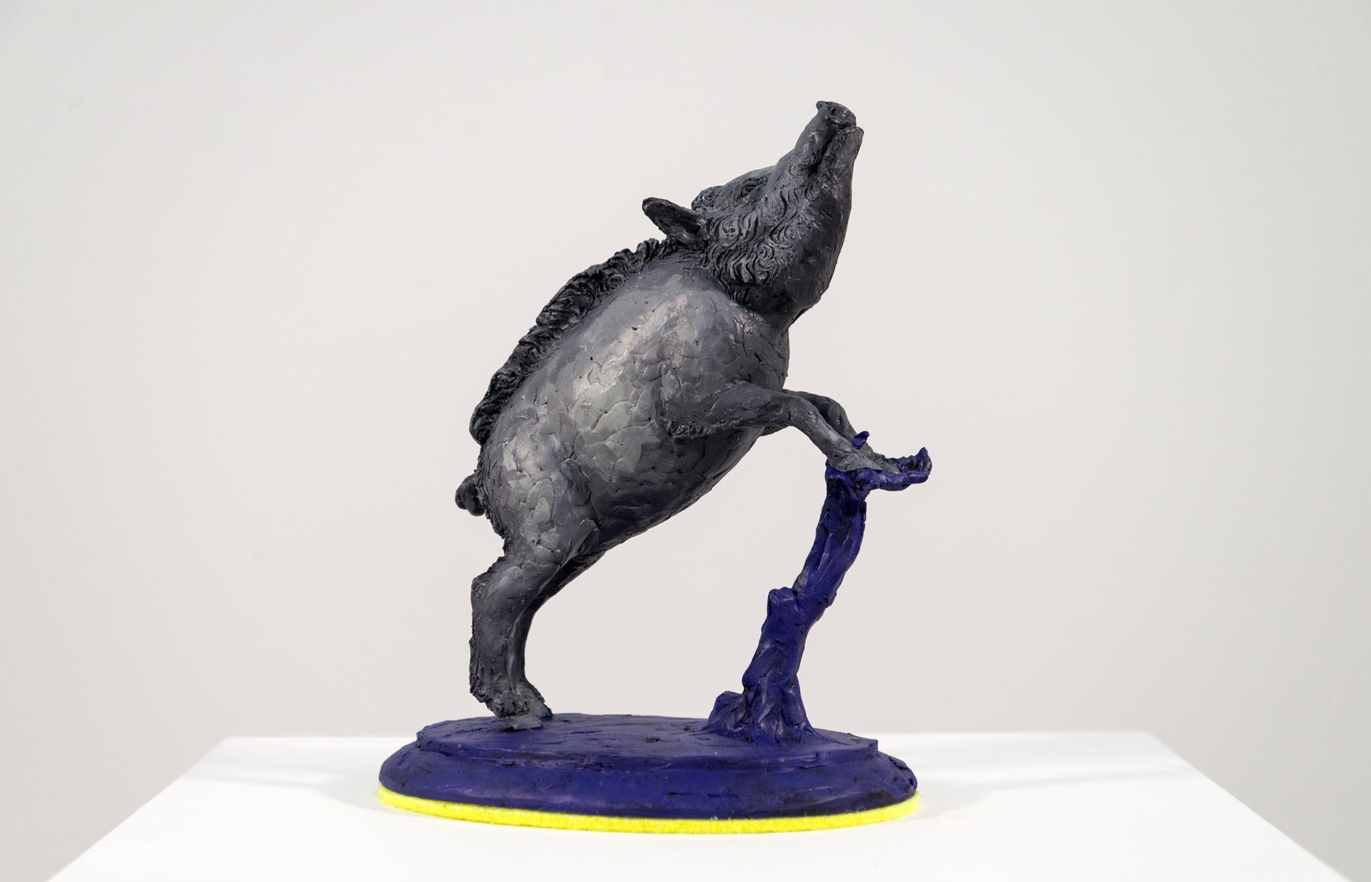 Jabalí 2/8 - pequeño, gris, azul, figurativo, animal, resina de moldeo, escultura de sobremesa - Sculpture de Nicholas Crombach