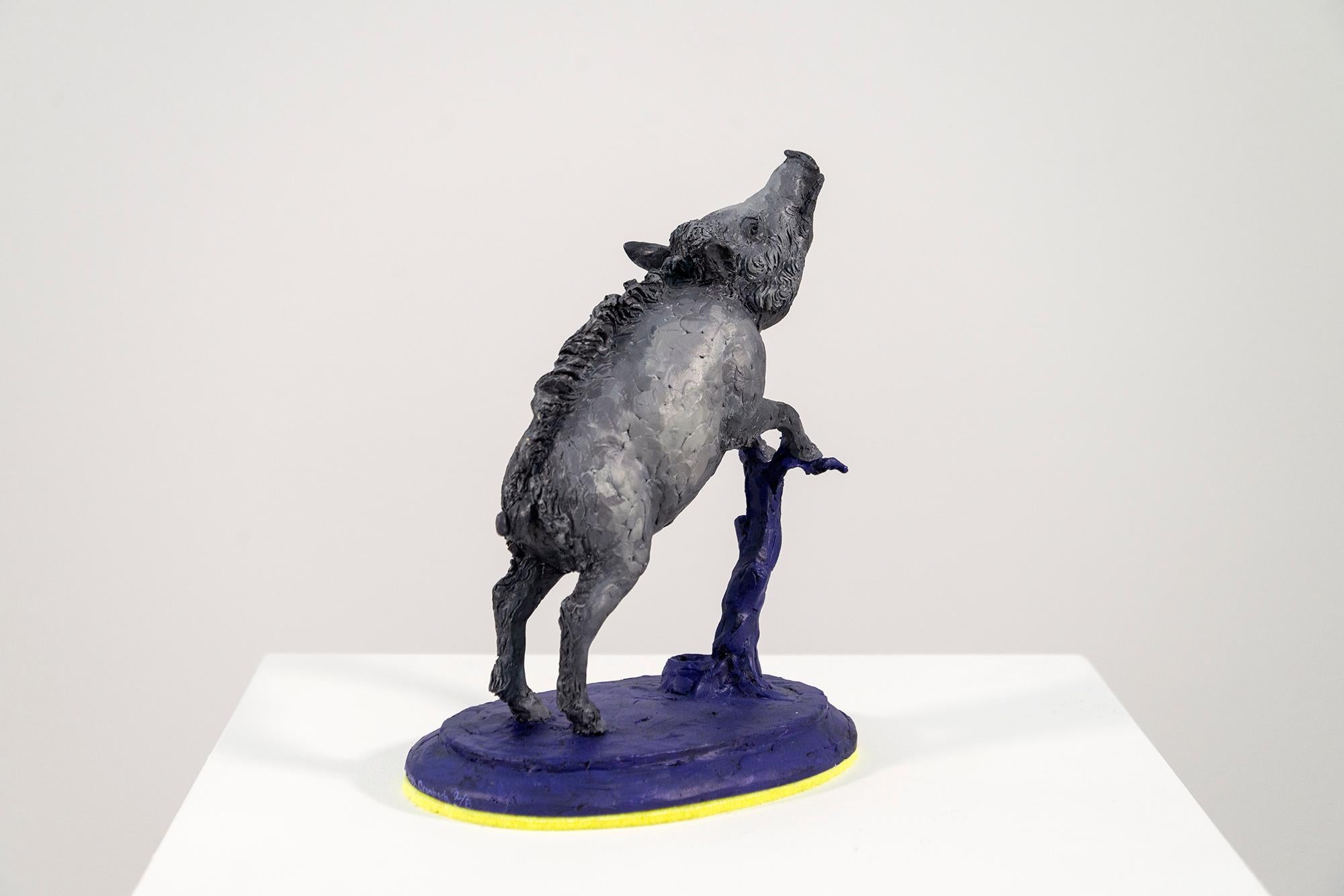 Jabalí 2/8 - pequeño, gris, azul, figurativo, animal, resina de moldeo, escultura de sobremesa - Sculpture Contemporáneo de Nicholas Crombach