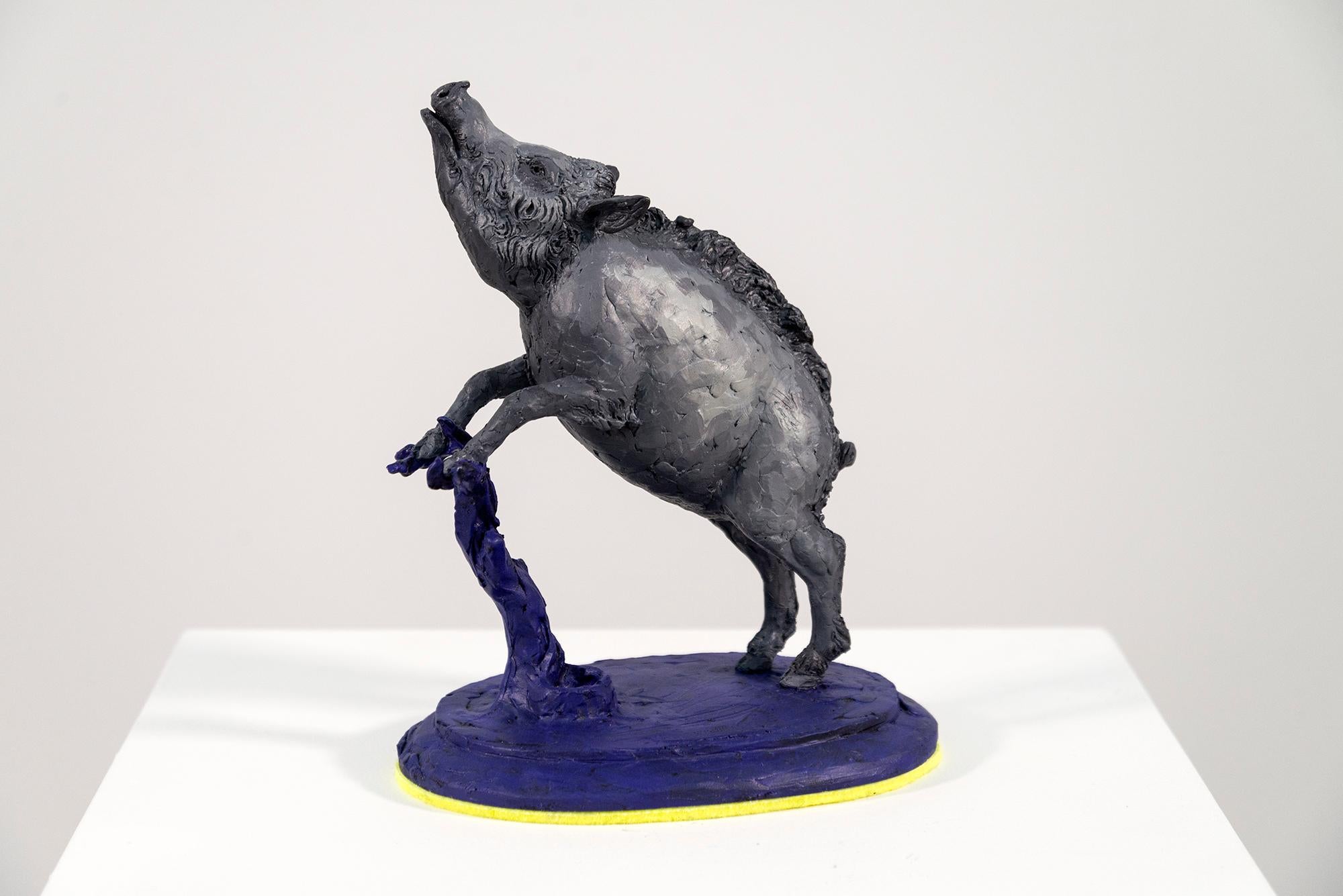 Esta escultura figurativa de interior de sobremesa de un animal está hecha de resina.
 
Capturada en una pose clásica utilizada en taxidermia, esta escultura es obra del galardonado artista Nicholas Crombach. Conocido por su obra figurativa realista