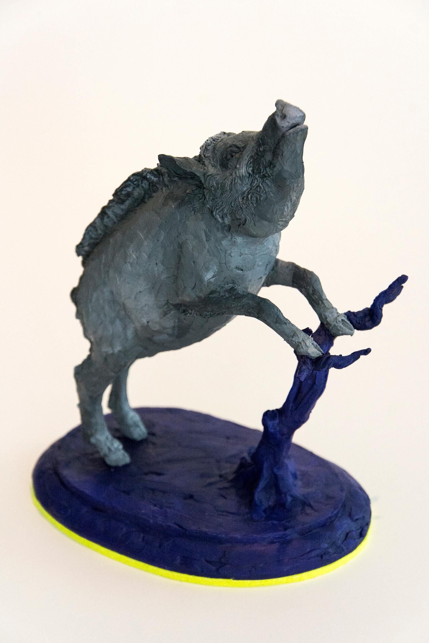 Boar 2/8 - klein, grau, blau, figurativ, Tier, Harzguss, Tischskulptur – Sculpture von Nicholas Crombach