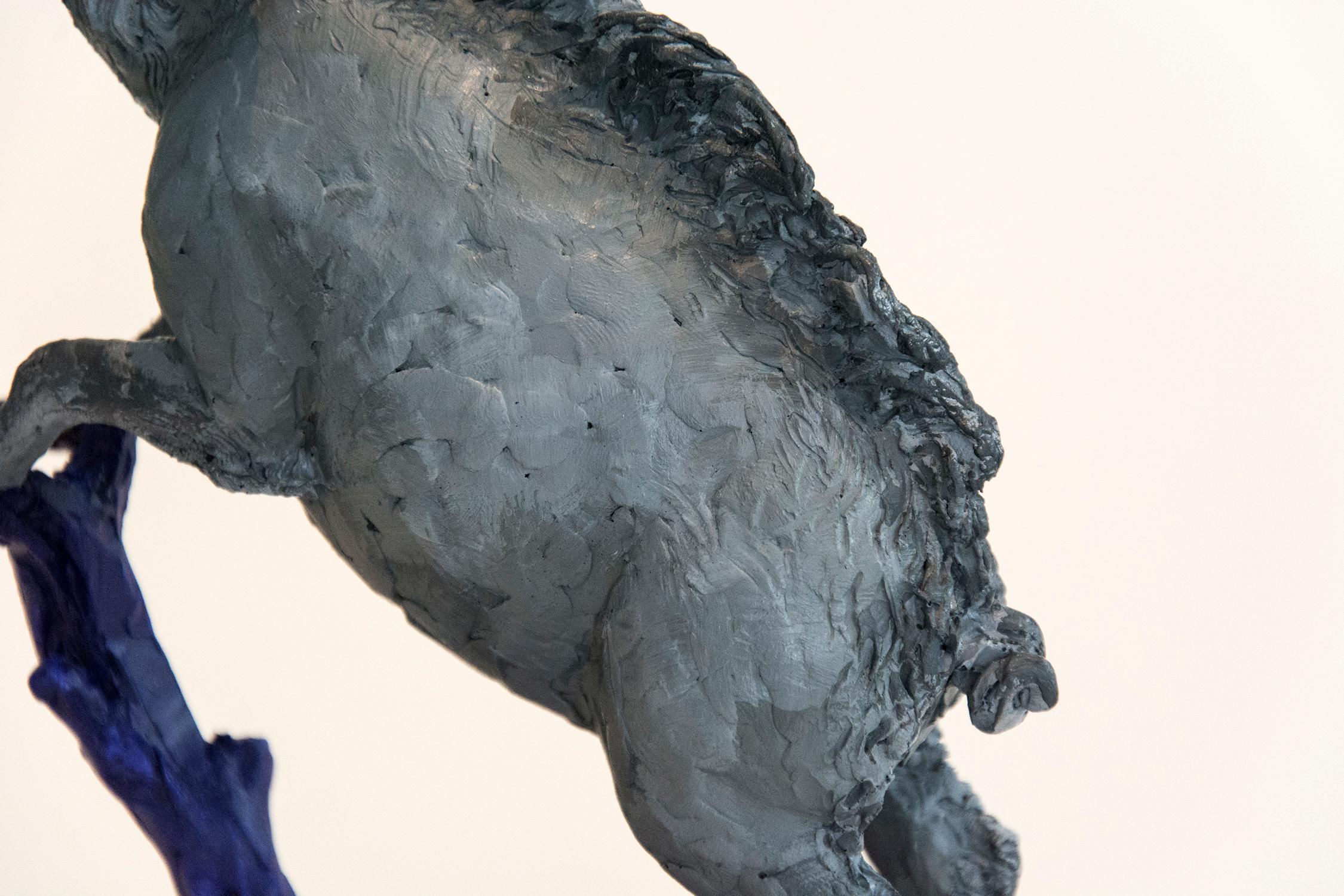 Boar 2/8 - klein, grau, blau, figurativ, Tier, Harzguss, Tischskulptur (Zeitgenössisch), Sculpture, von Nicholas Crombach