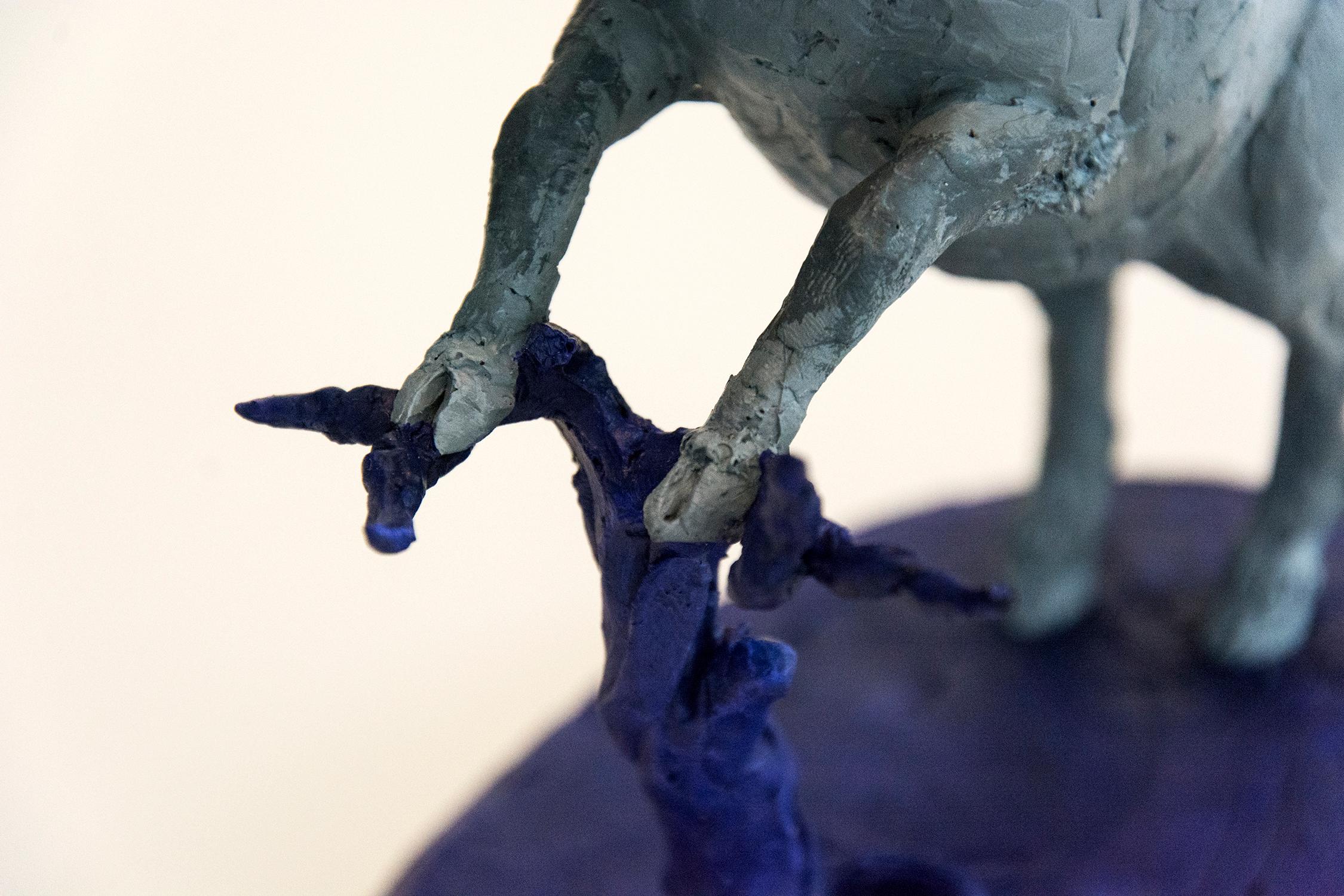 Boar 2/8 - klein, grau, blau, figurativ, Tier, Harzguss, Tischskulptur (Blau), Still-Life Sculpture, von Nicholas Crombach
