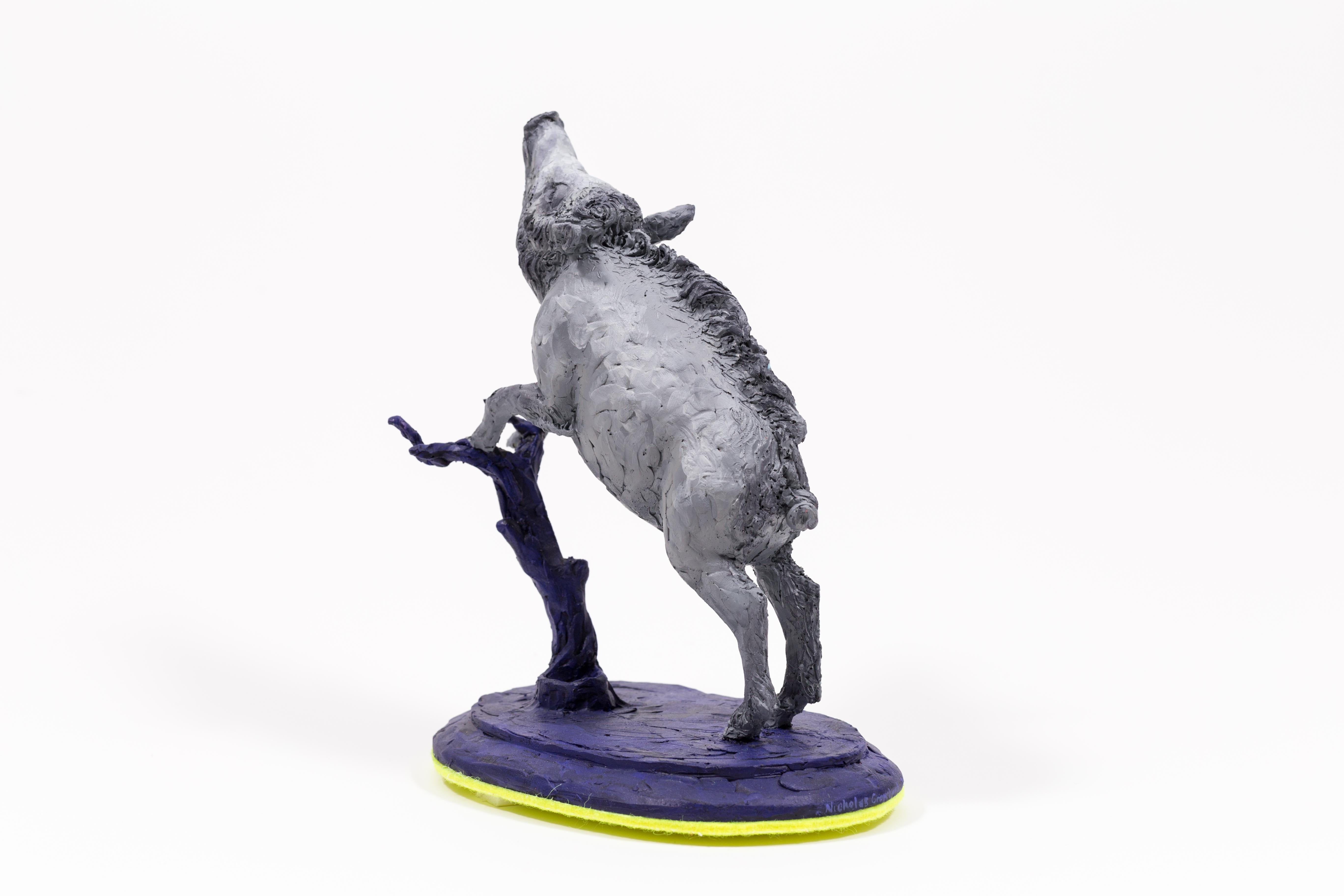 Birne mit Boar – Sculpture von Nicholas Crombach