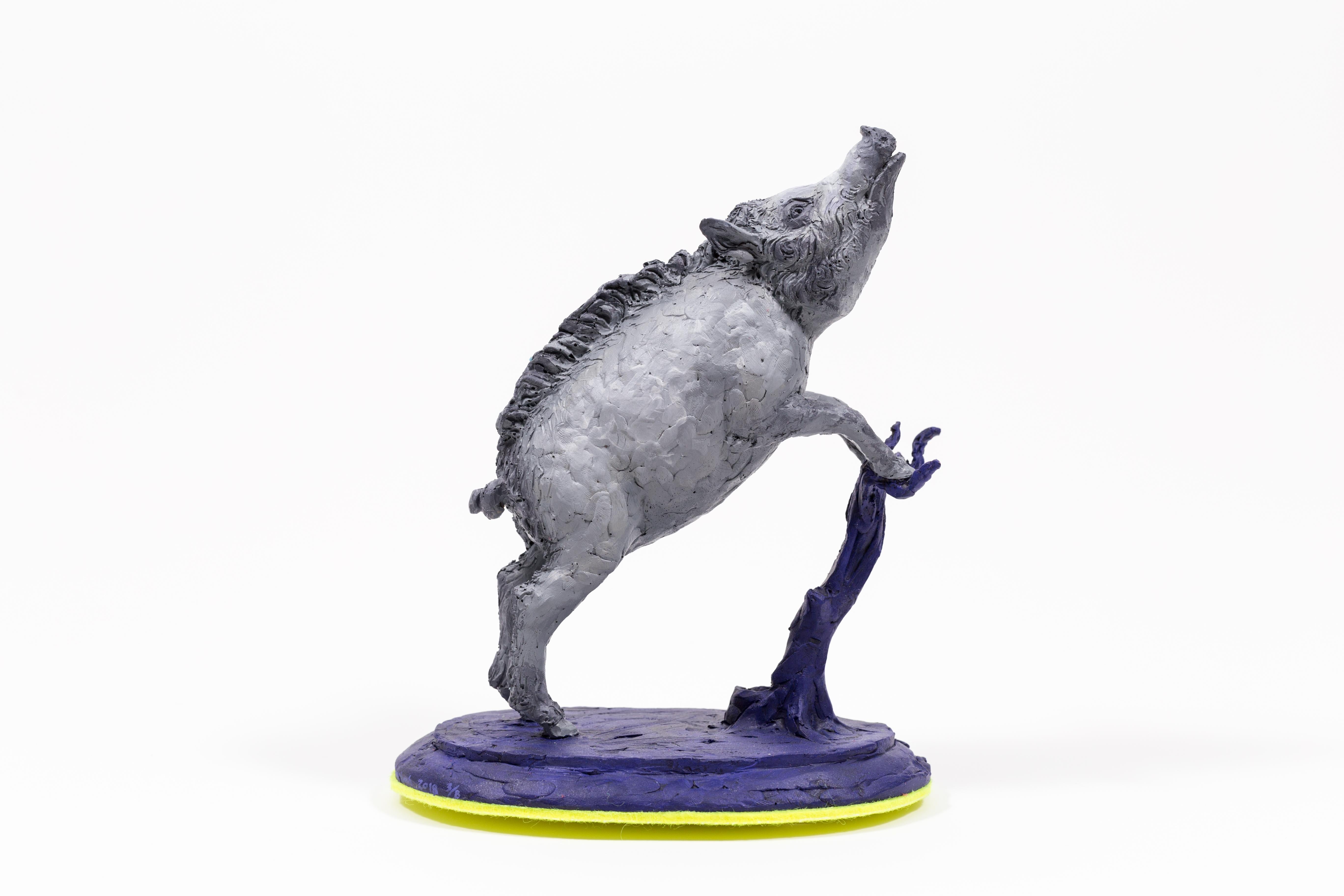 Birne mit Boar (Grau), Figurative Sculpture, von Nicholas Crombach