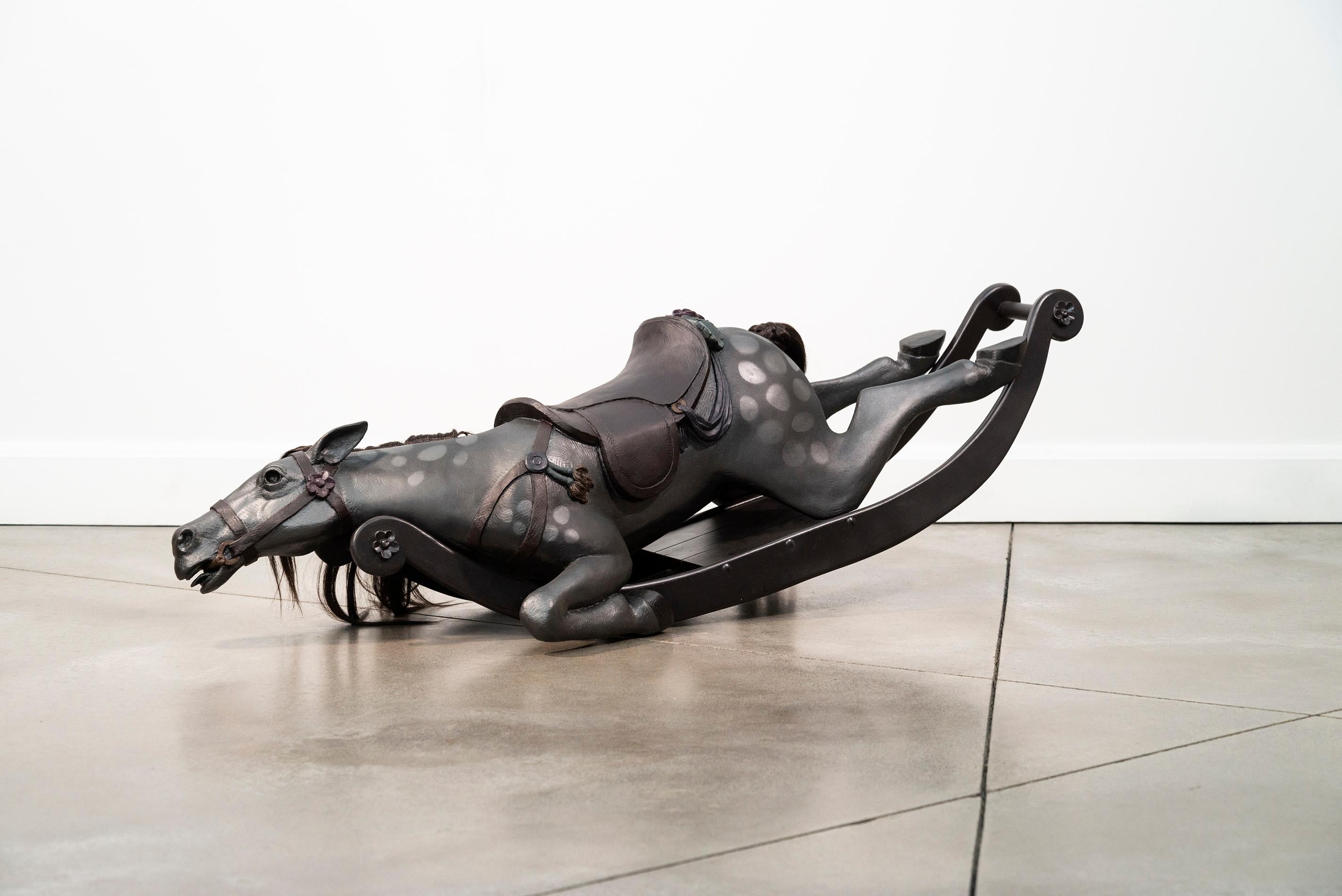 End of the Chase (Dunkel Version) 1 von 6 - Figurative Skulptur aus Harz und Holz (Zeitgenössisch), Sculpture, von Nicholas Crombach