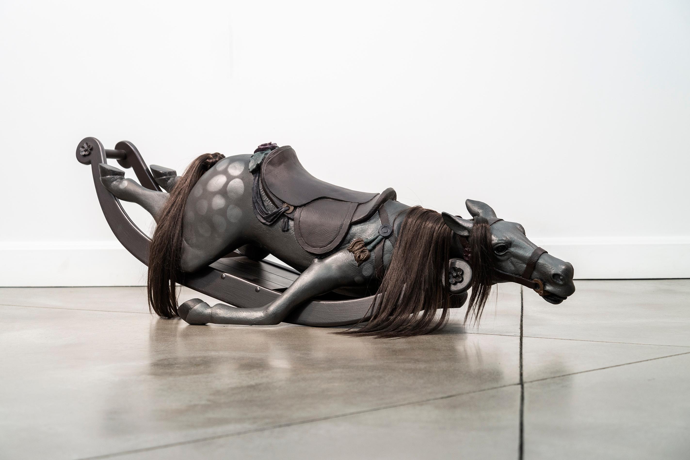 End of the Chase (version foncée) 1 de 6 - sculpture figurative en résine et bois - Sculpture de Nicholas Crombach