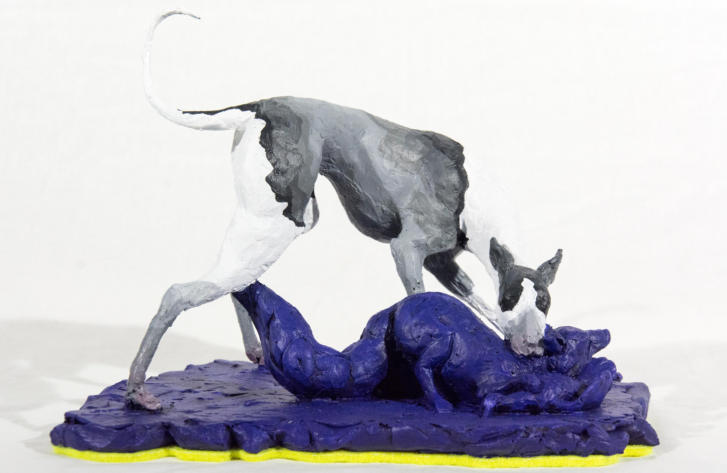 Hound 2/8 - klein, grau, weiß, blau, figurativ, Hund, Wildtiere, Harzskulptur – Sculpture von Nicholas Crombach