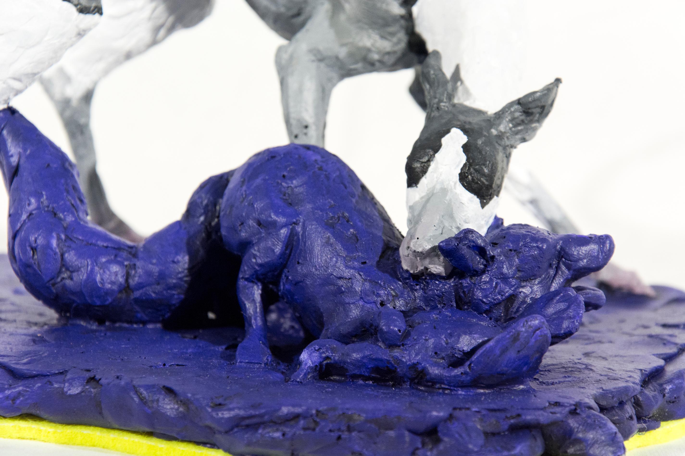 Petit chien lévrier 2/8 - sculpture en résine grise, blanche, bleue, figurative, chien, faune sauvage - Contemporain Sculpture par Nicholas Crombach