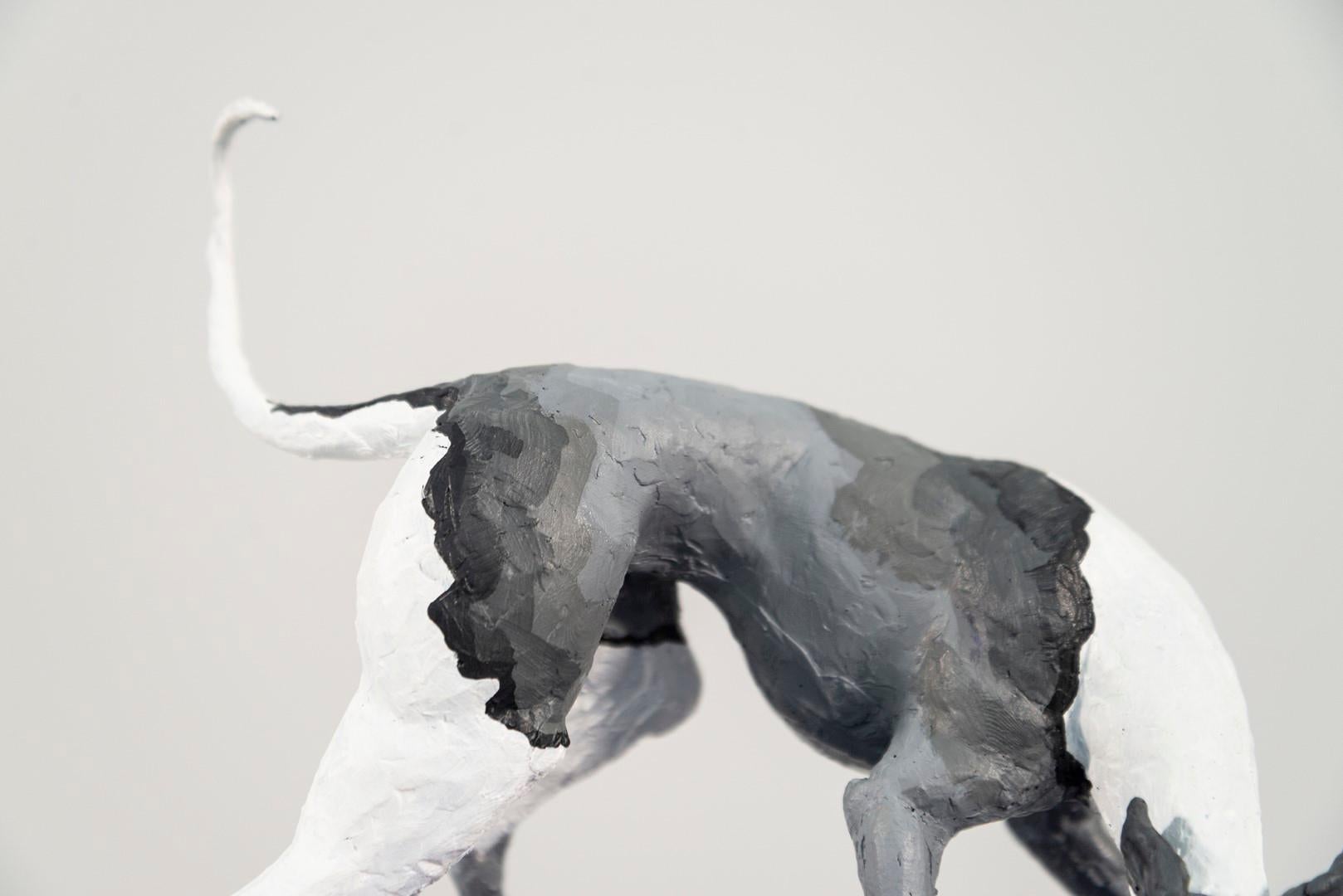 Sabueso 2/8 - gris, blanco, azul, figurativo, perro, fauna, escultura resina - Sculpture de Nicholas Crombach