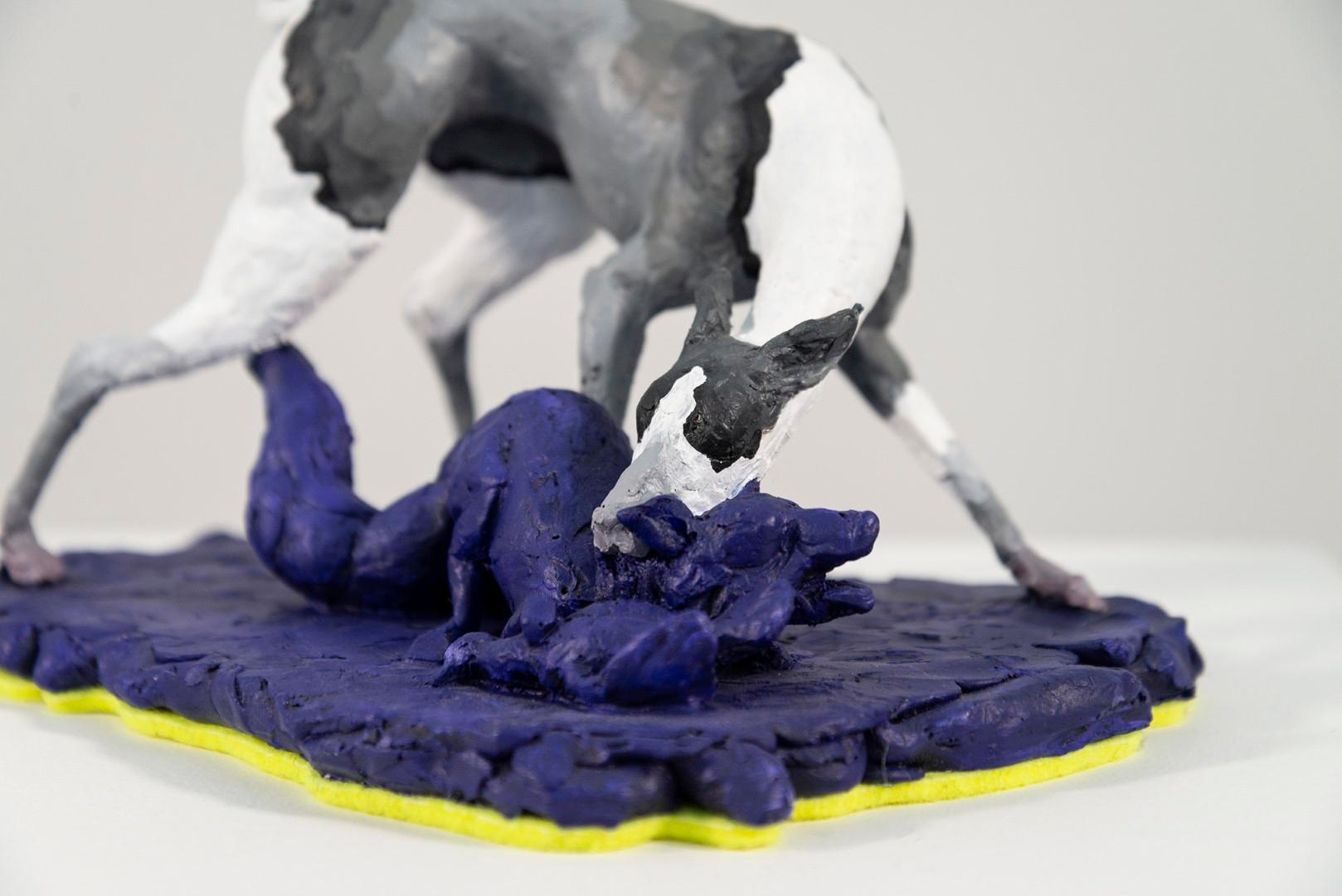 Sabueso 2/8 - gris, blanco, azul, figurativo, perro, fauna, escultura resina - Sculpture Contemporáneo de Nicholas Crombach