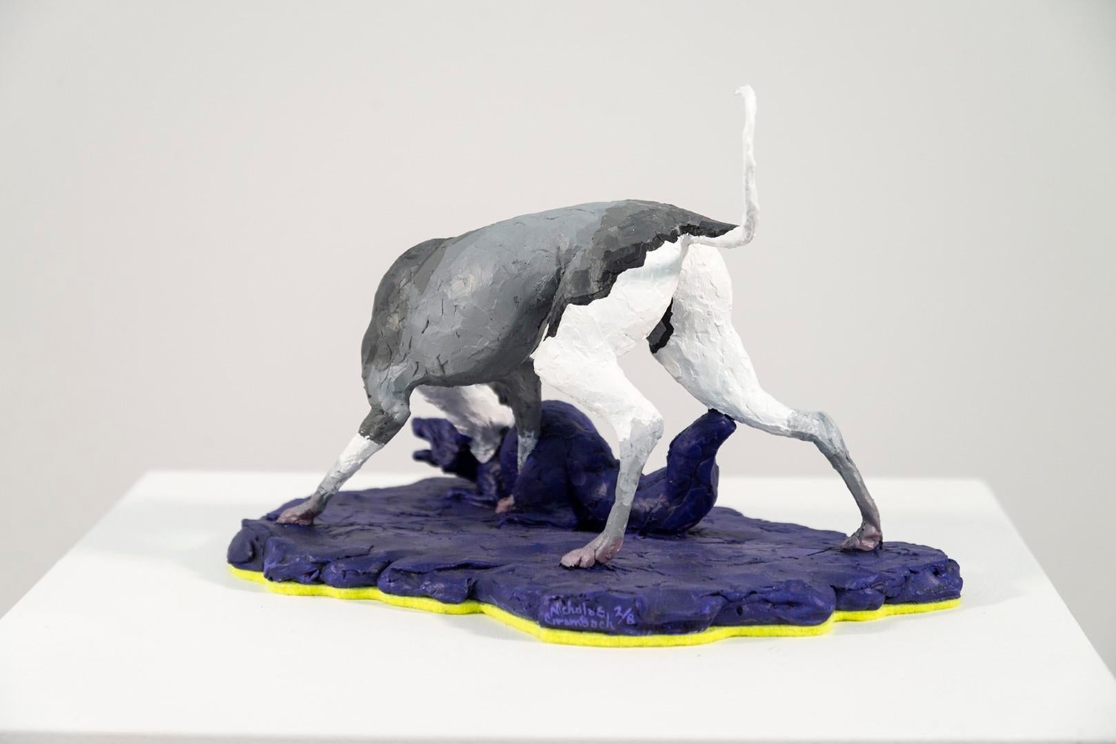 Sabueso 2/8 - gris, blanco, azul, figurativo, perro, fauna, escultura resina - Figurative Sculpture Gris de Nicholas Crombach