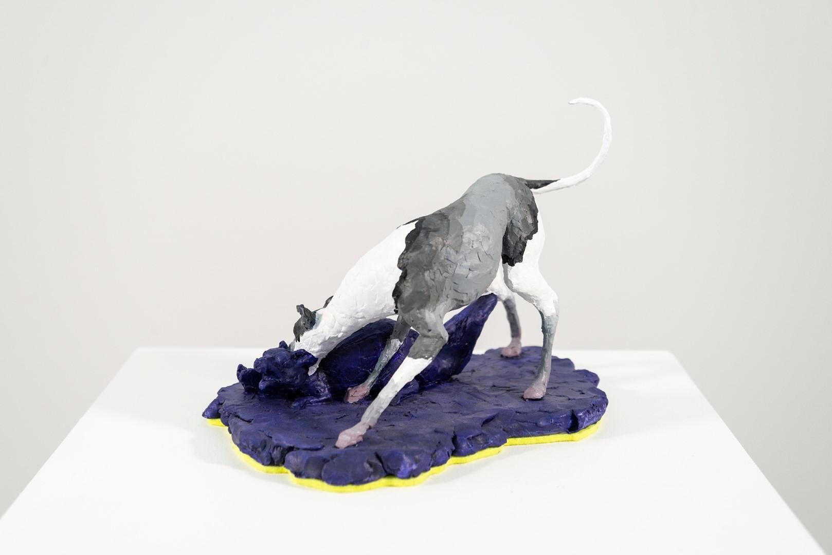 Esta escultura figurativa de animales de sobremesa para interiores está hecha de resina.
 
Las detalladas y realistas piezas figurativas del galardonado escultor Nicholas Crombach exploran a menudo la compleja relación que el ser humano mantiene con