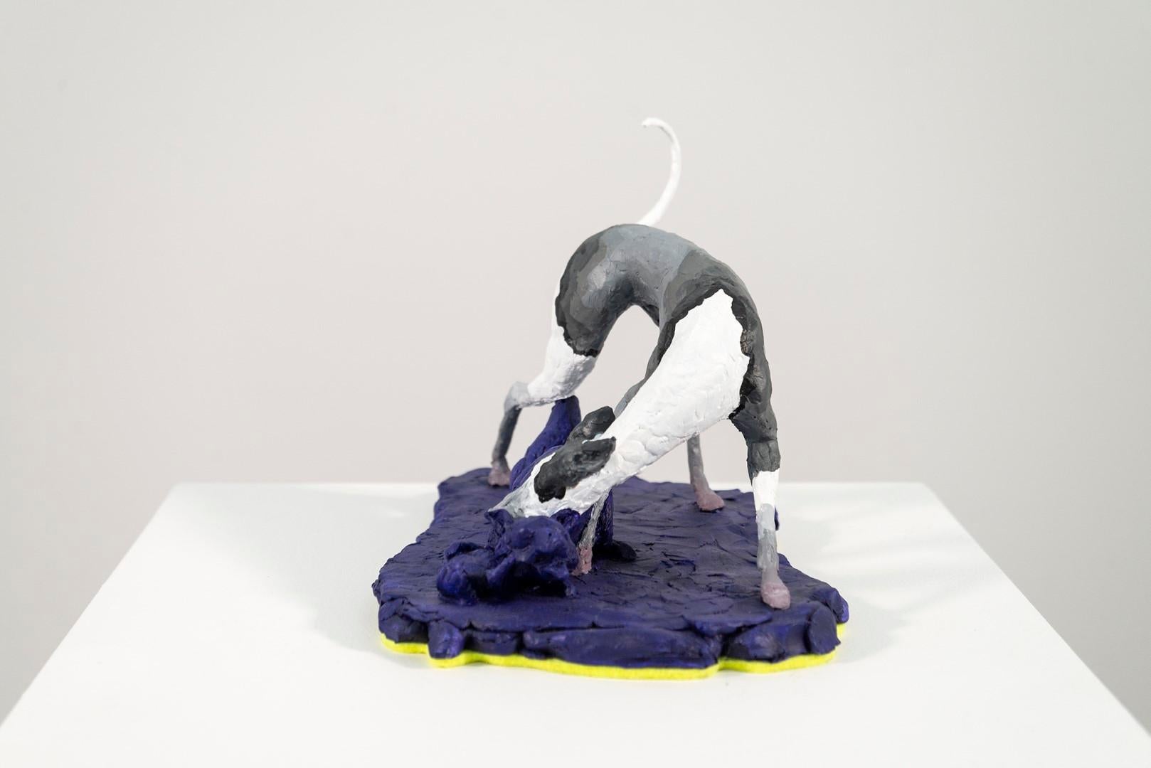 Sabueso 2/8 - gris, blanco, azul, figurativo, perro, fauna, escultura resina en venta 1