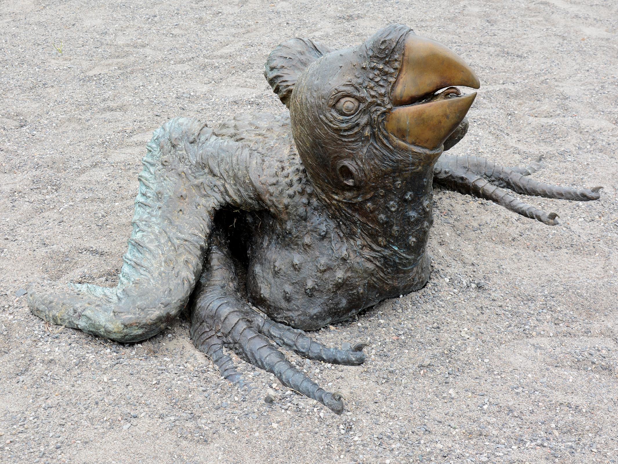 Guacamayo - escultura grande, rústica, figurativa, animal, pájaro, bronce, exterior - Sculpture de Nicholas Crombach