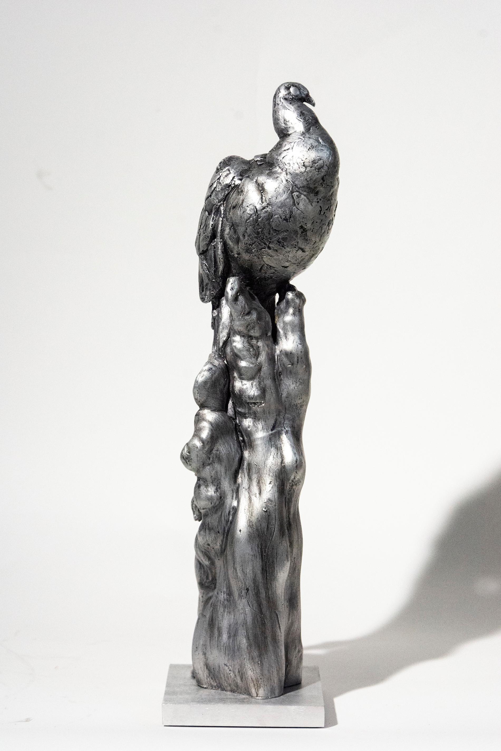 Petit paon No 1 - sculpture de table en aluminium coulé, homme, oiseau, intérieure - Contemporain Sculpture par Nicholas Crombach